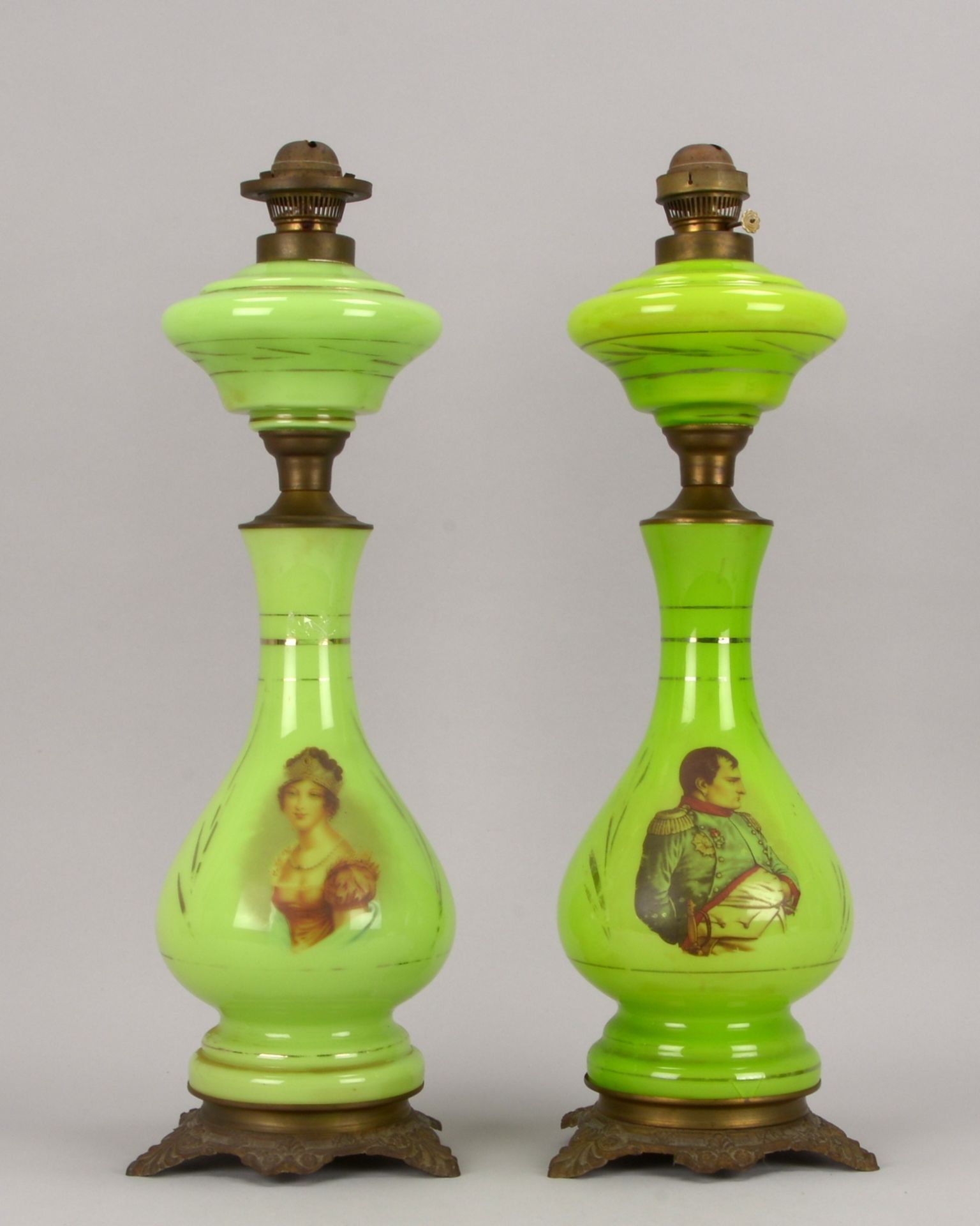 Paar gro&szlig;er Petroleumlampen (um 1900), gr&uuml;nes Glas, schauseitig mit Bildmotiven (Darstell