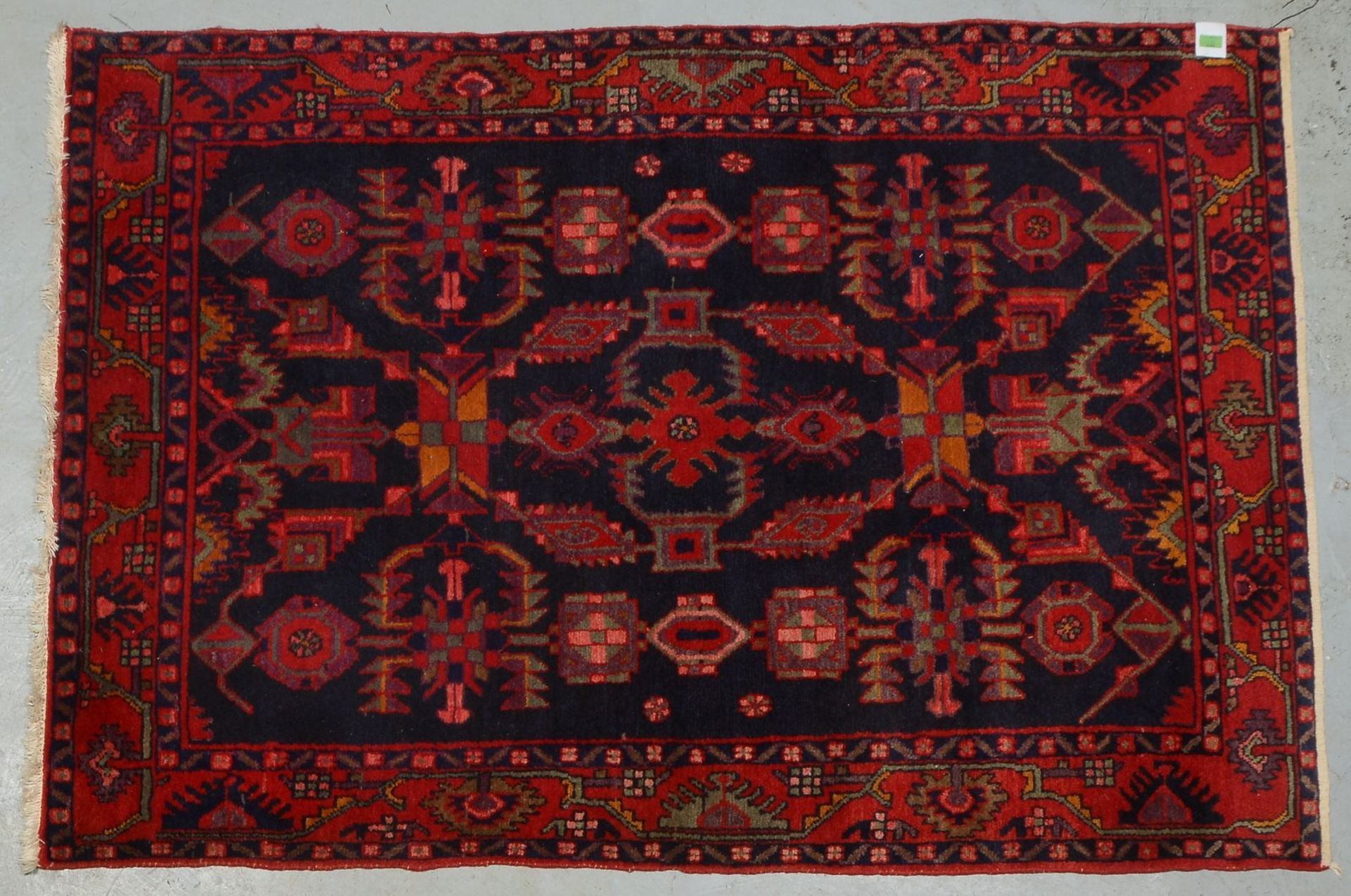 Orientteppich, ringsum komplett, gleichm&auml;&szlig;iger Flor - in gutem Zustand; Ma&szlig;e 205 x