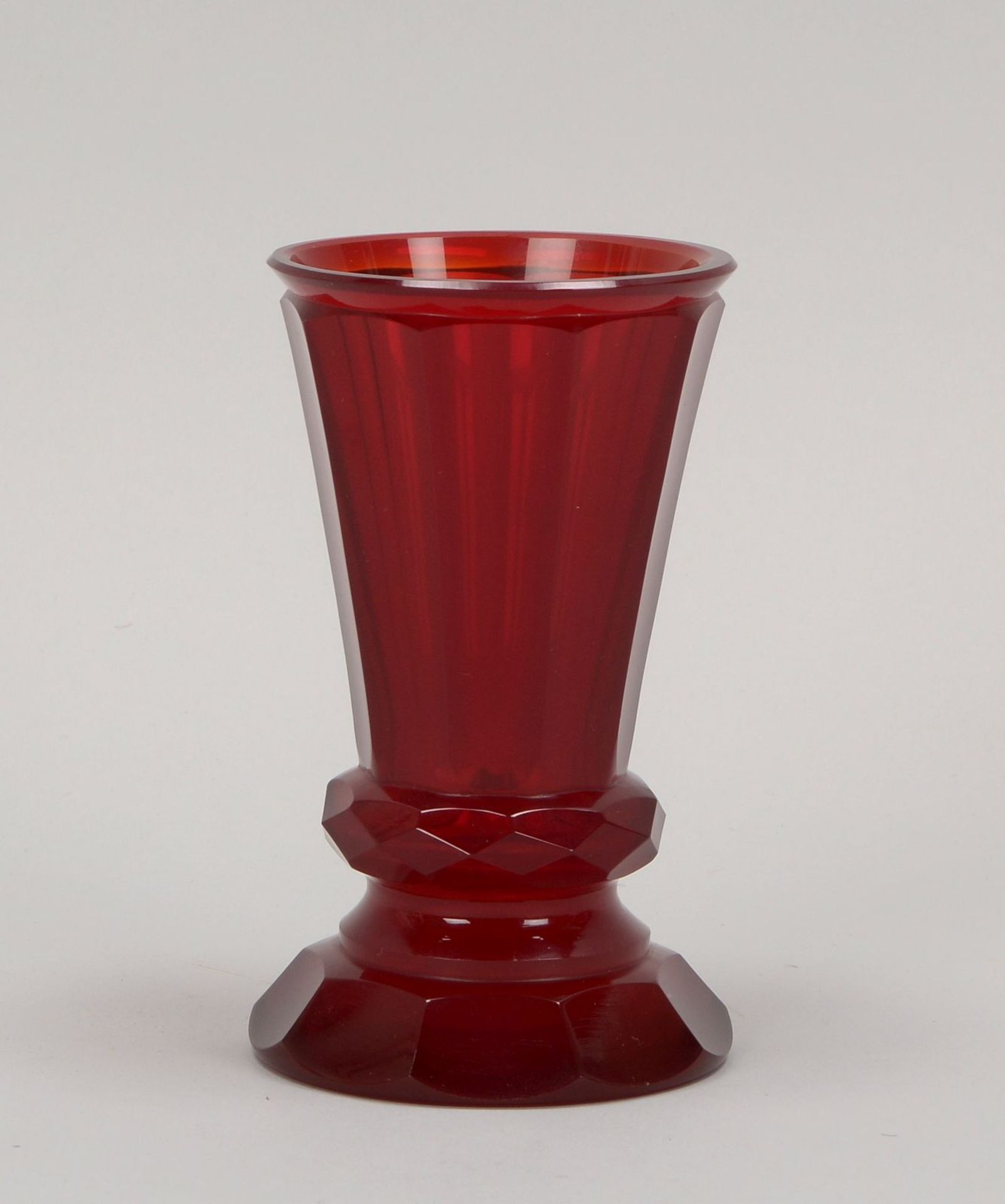 Pokalglas (Biedermeier), Wandung facettiert, Farbe Kirschrot, mit ausgeschliffenem Abriss; H&ouml;he