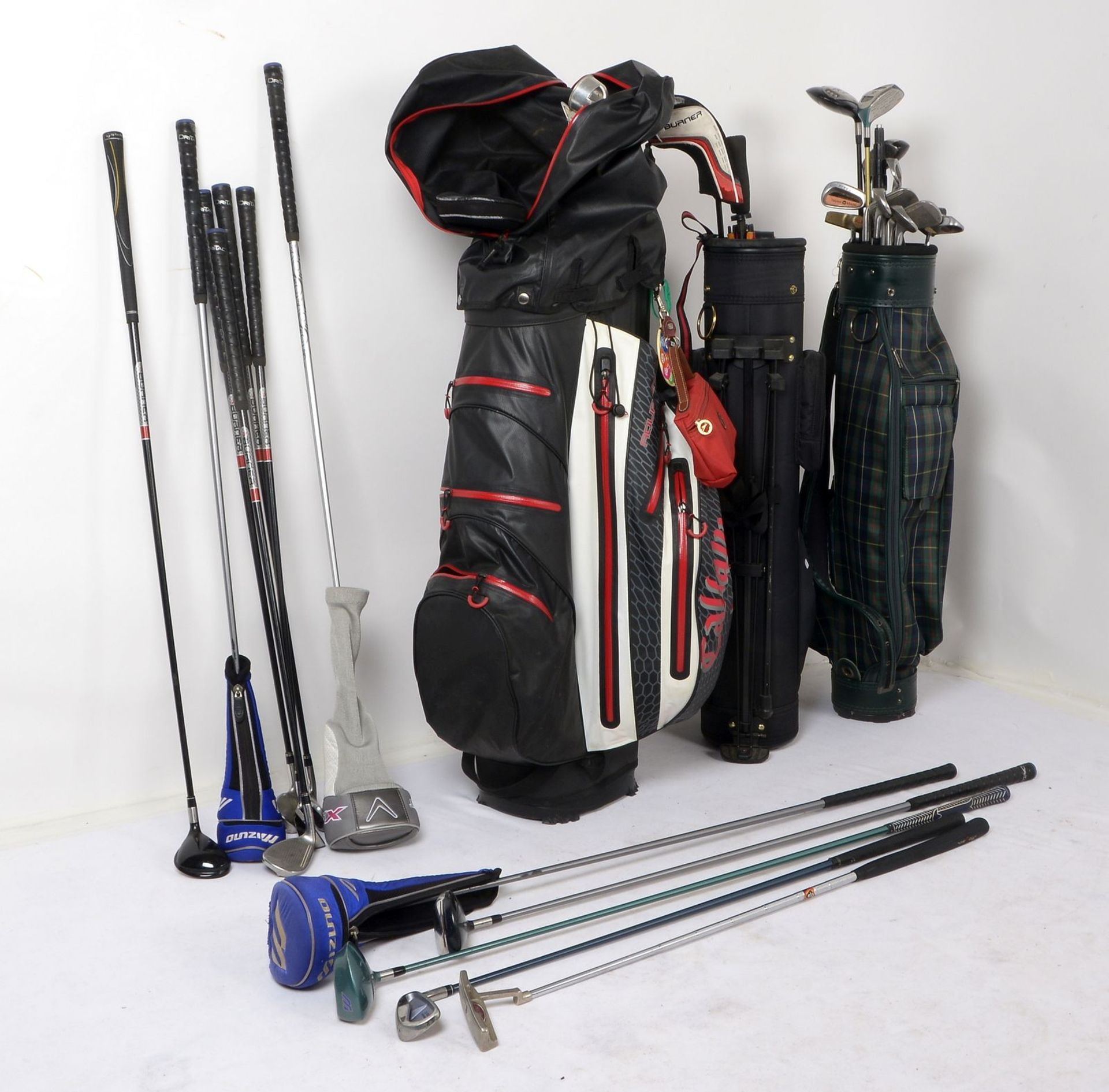 3 Golfbags: &#039;Callaway&#039;, &#039;Kenton&#039;, und &#039;Mike Tec&#039;; mit diversen Schl&au - Image 2 of 2