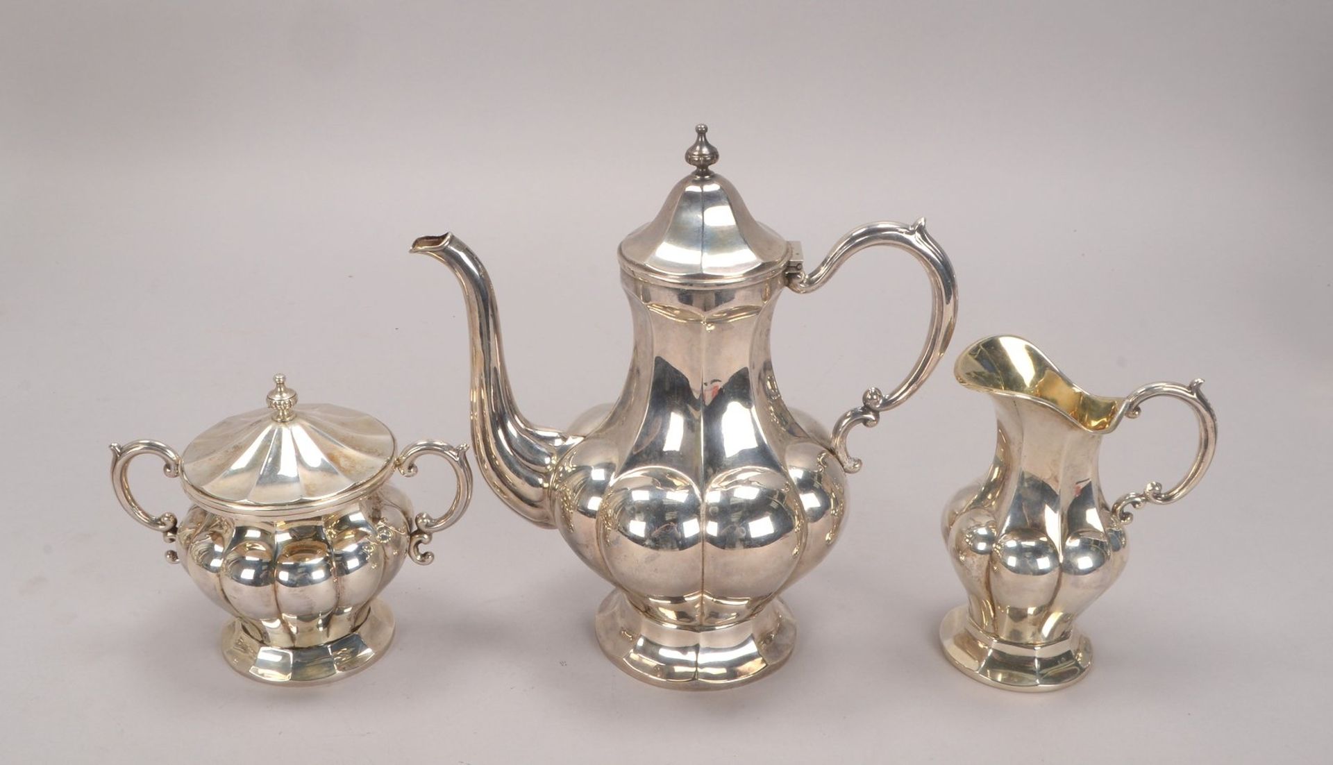 Kaffeekern (Schweden), 830 Silber, mehrfach punziert, 3-teilig: Kanne, H&ouml;he 25 cm; Sahnek&auml; - Image 2 of 3