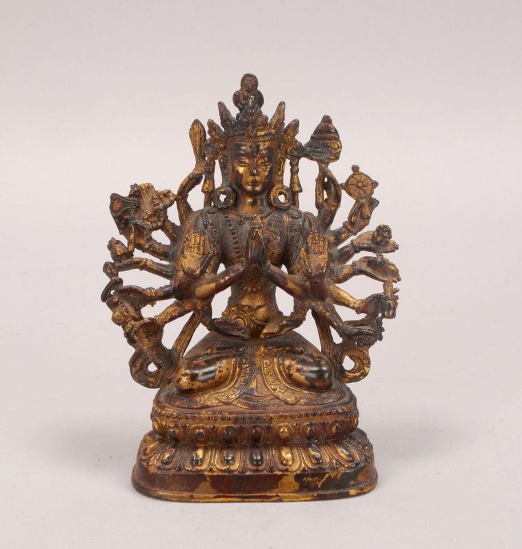 Bronzeskulptur (Indien), &#039;18-armige Gottheit&#039; (in sitzender Haltung dargestellt), Figur au