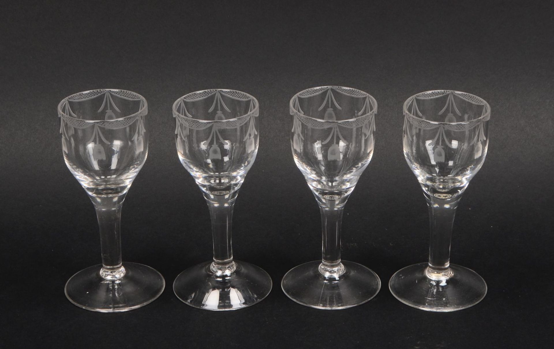 Weinglas-Konvolut (England - wohl Empire), teils mit mattiertem Dekor, jeweils mit Abriss, 4 St&uuml - Image 2 of 2