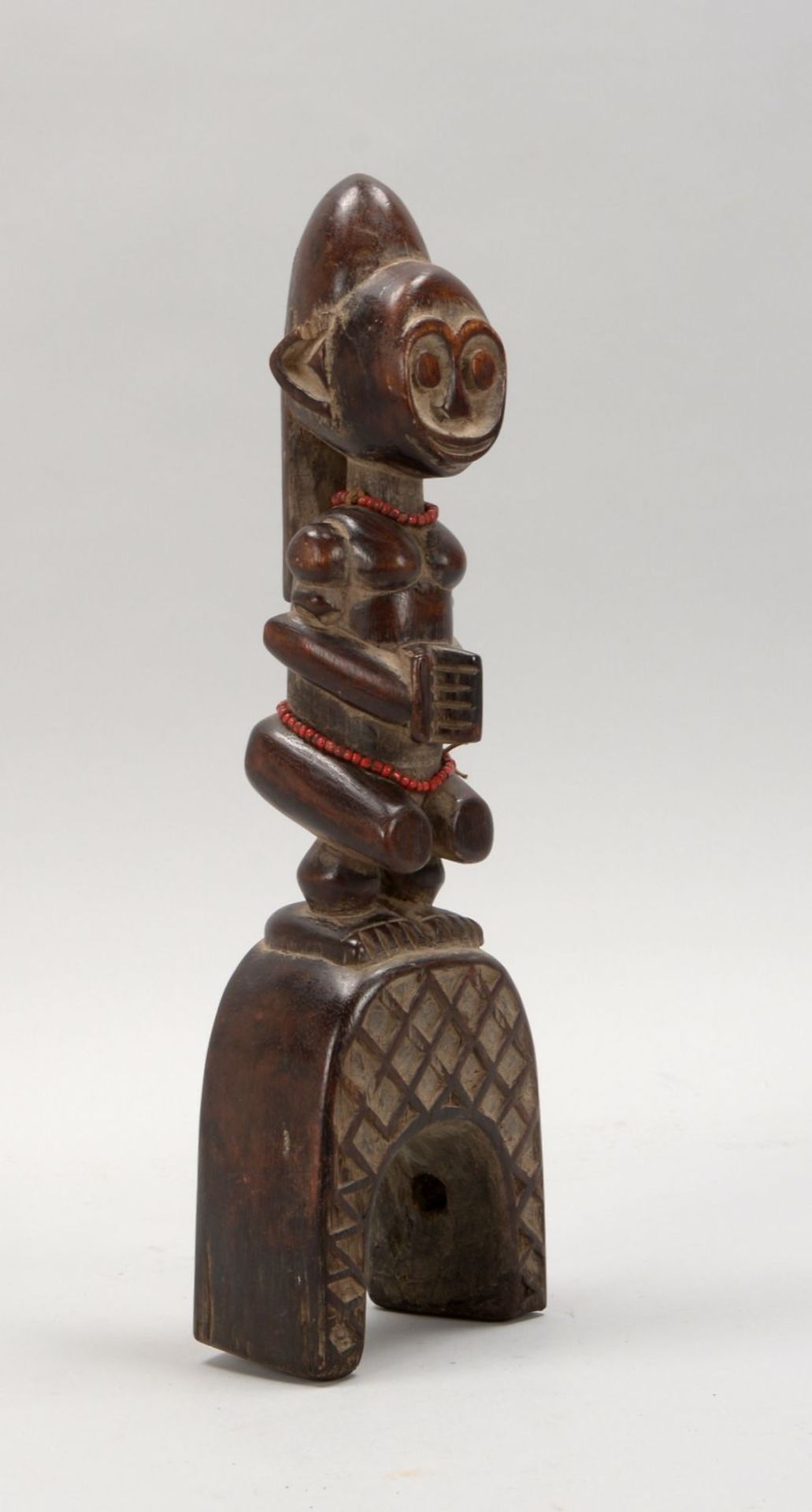 Holzskulptur (Kamerun), &#039;Hockende weibliche Figur&#039;, Skulptur auf manillenf&ouml;rmigem Pos - Image 2 of 2