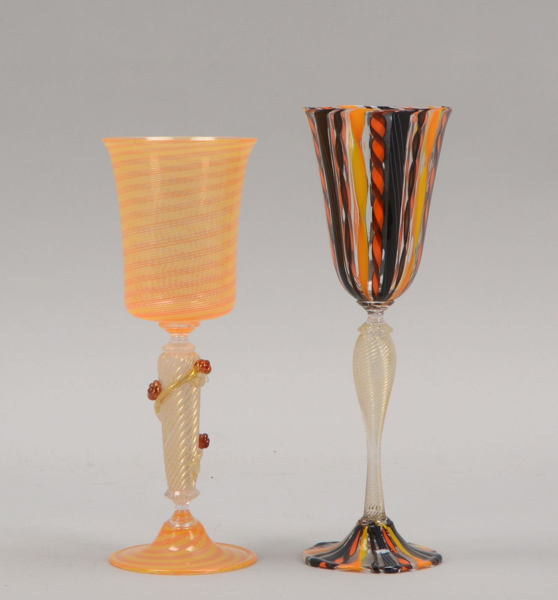 2 Kelche, Murano, Glas mit unterschiedlichen Einschmelzungen; H&ouml;he 24 cm, und H&ouml;he 26 cm