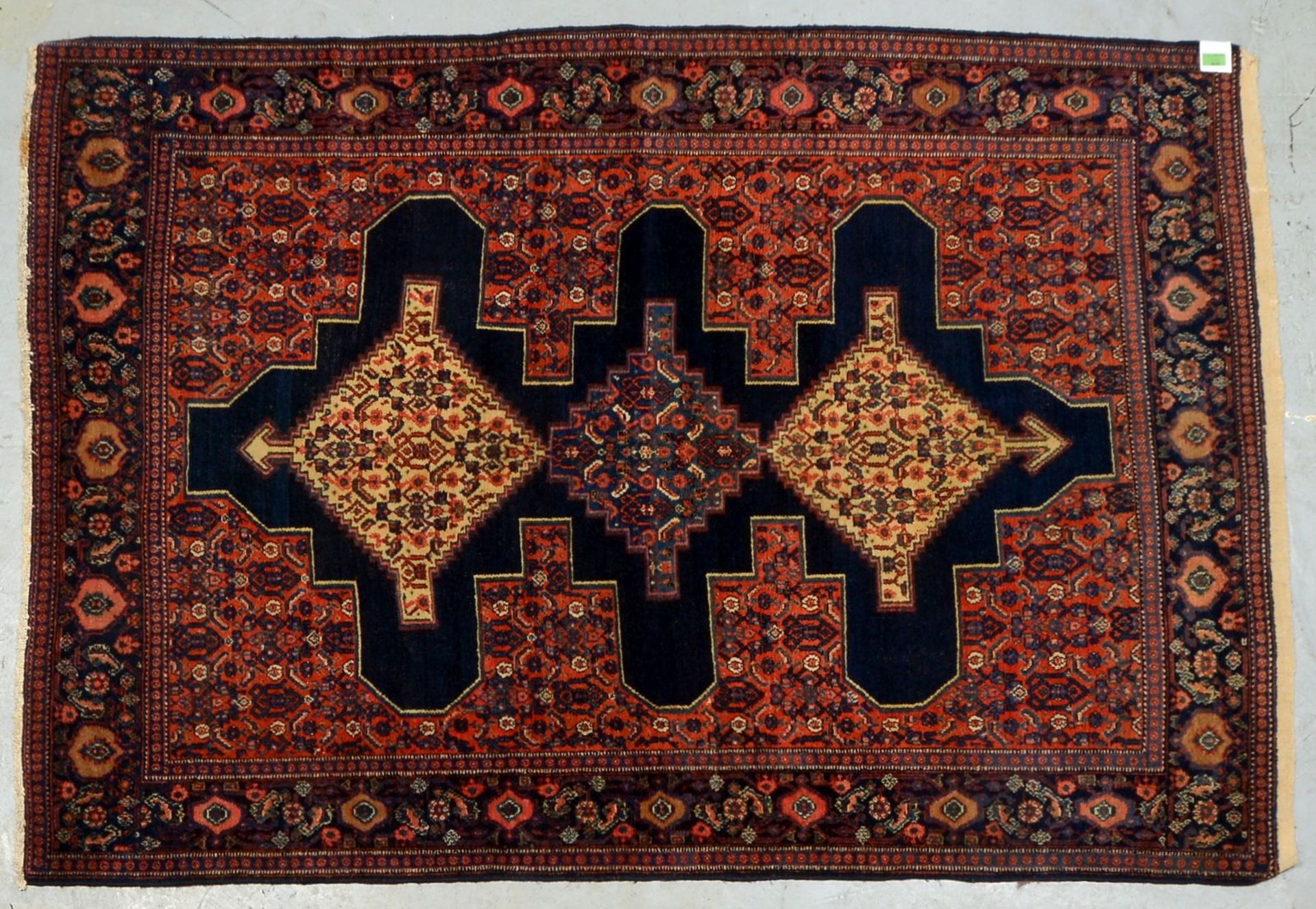 Antiker Senneh, tiefblauer Grund, komplett, Flor in gutem Zustand; Ma&szlig;e 197 x 136 cm