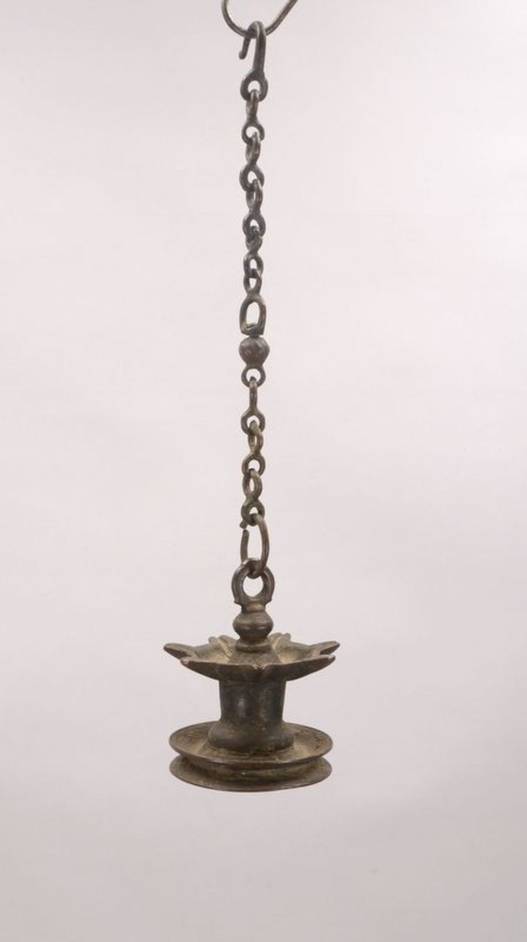 &Ouml;llampe (Indien), Bronze, an Kettenaufh&auml;ngung; H&ouml;he 49 cm