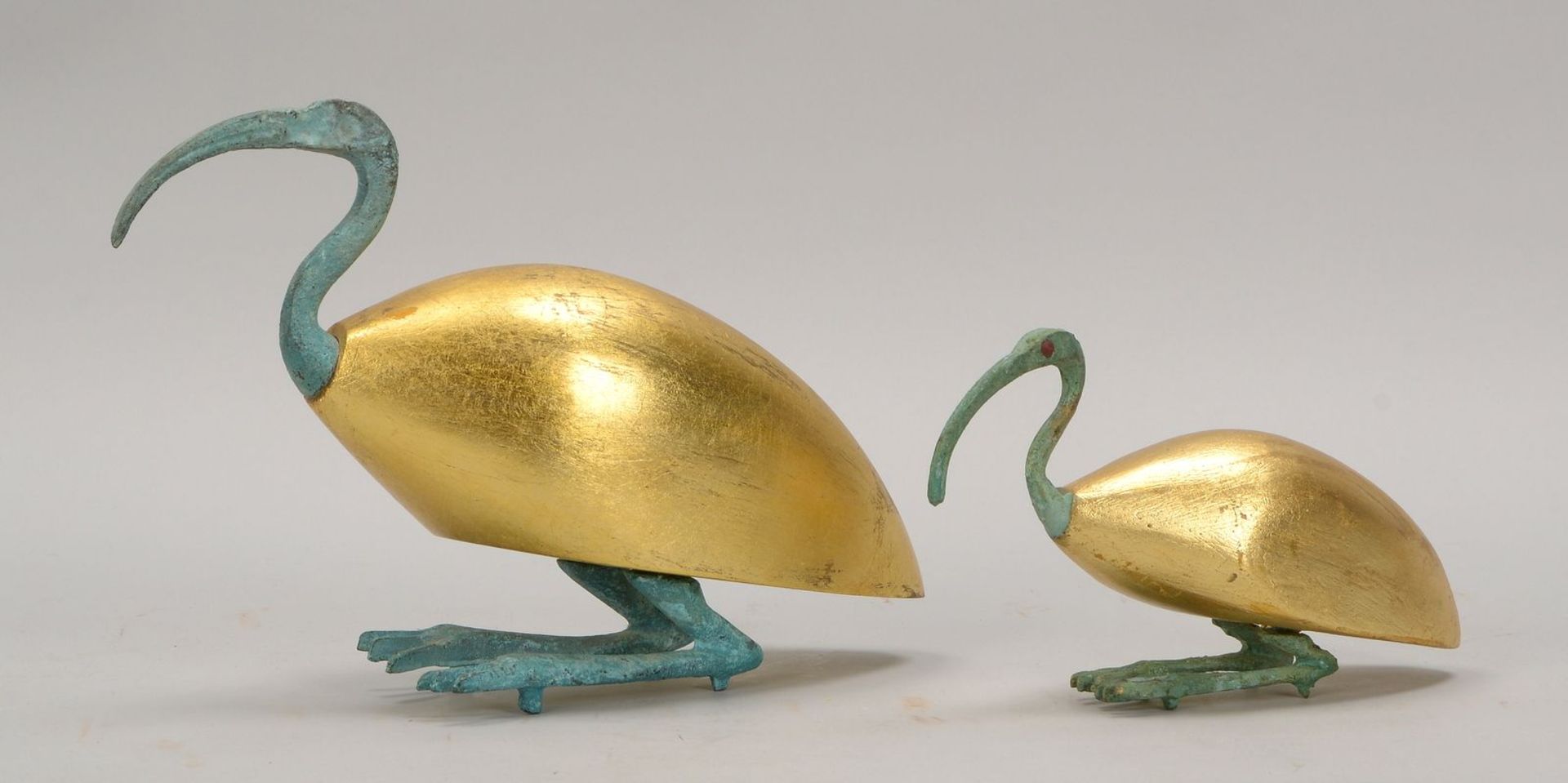 2 Vogelfiguren (im alt&auml;gyptischen Stil - passend zu Pos. 7025), &#039;Ibisse&#039;, Holz und Me