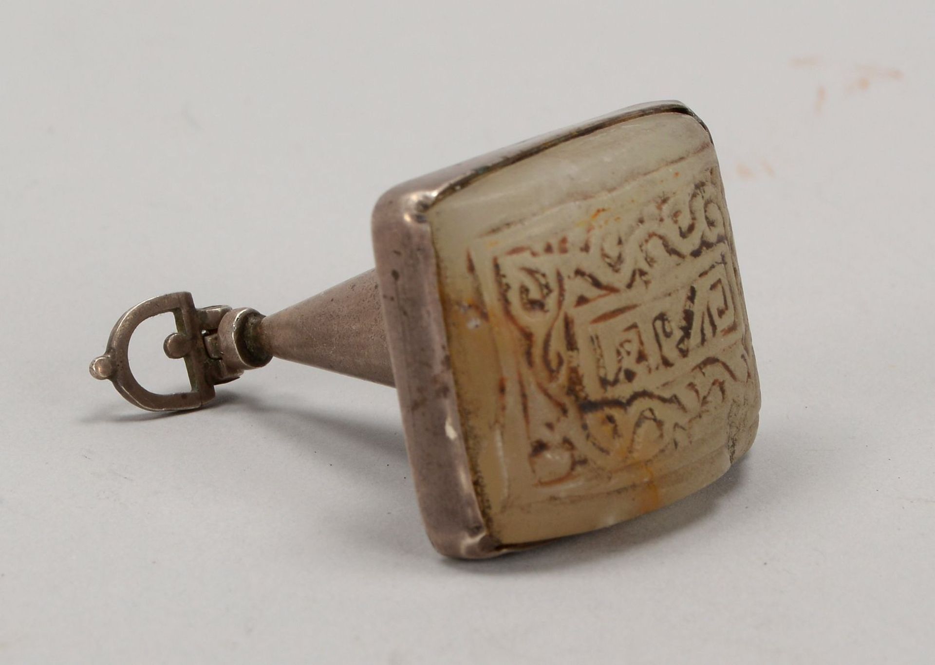 Stempel/Petschaft (islamisch, wohl Anfang des 20. Jahrhunderts), Jade, mit Silbergriff; H&ouml;he 5 - Image 2 of 3