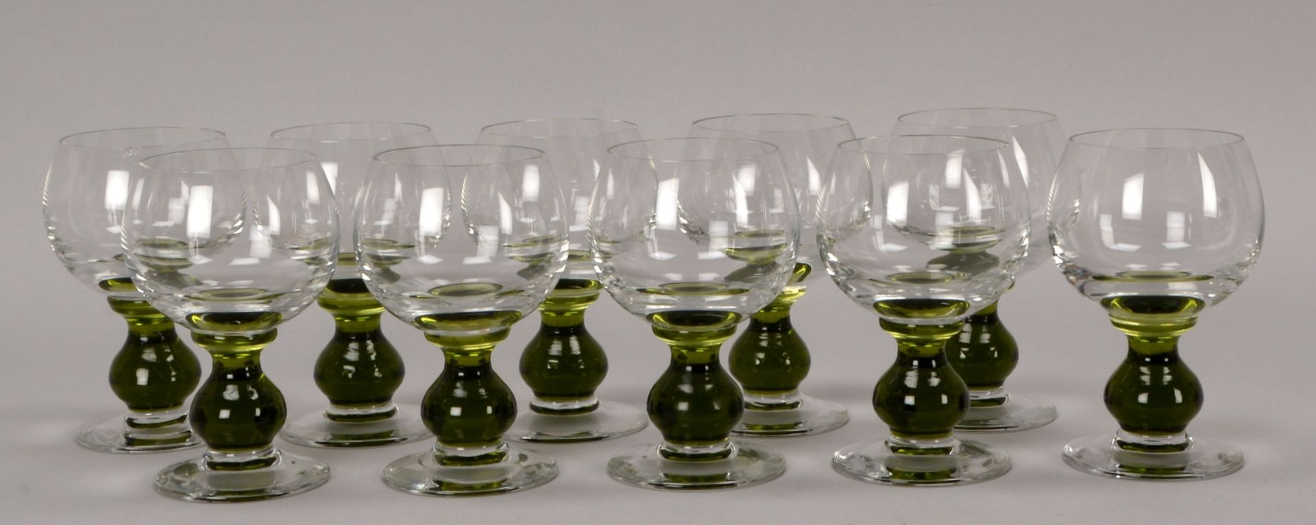 Satz Weißweingläser, Klarglas, mit grünem Mittelfuß, 9 Stück