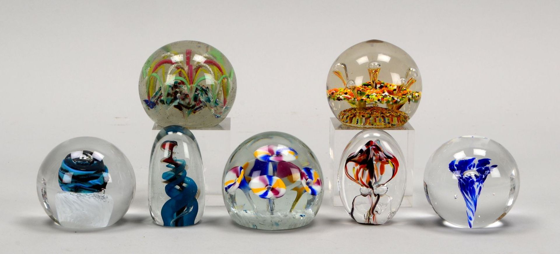 Kleine Sammlung Briefbeschwerer, &#039;Glass-Paperweights&#039;, Glas mit unterschiedlichen Einschme