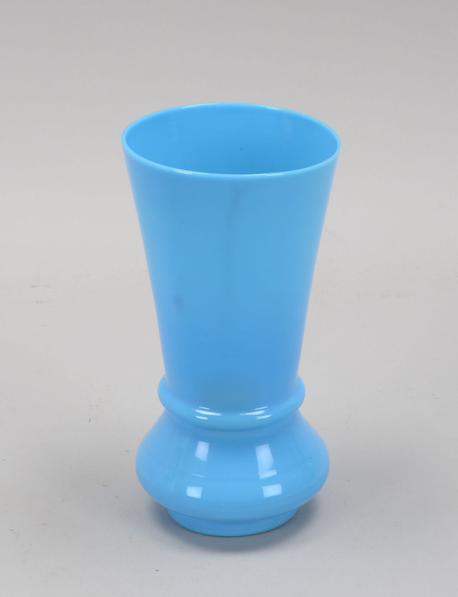 Vase, Trichterform, hellblaues Opalglas, mit Abriss; H&ouml;he 22,5 cm - Bild 2 aus 2