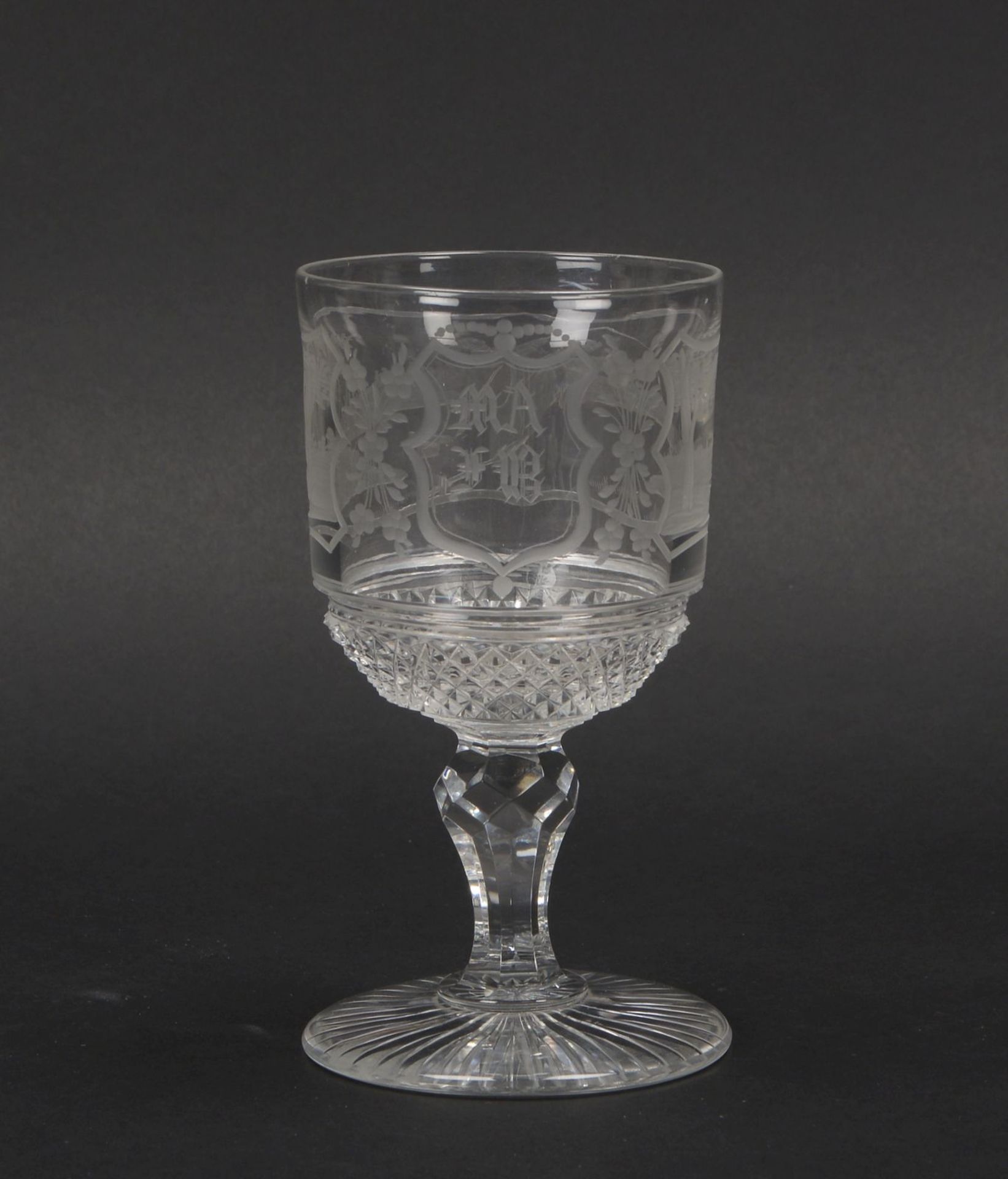 Glaspokal (B&ouml;hmen, 19. Jahrhundert), umlaufend mit geschliffenem Dekor (Motiv &#039;Angler in L - Bild 2 aus 3