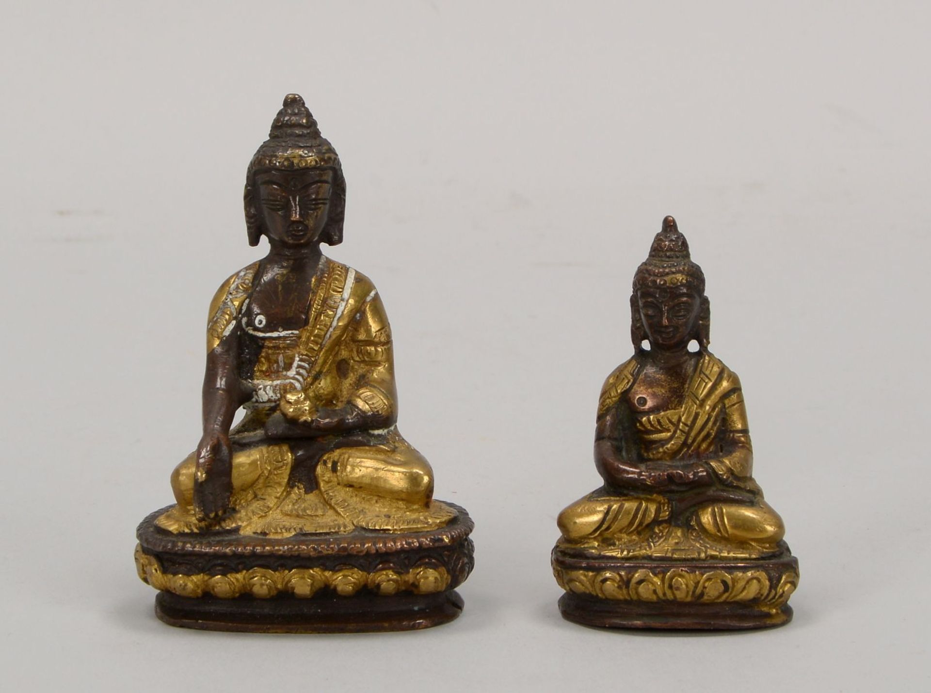 2 kleine Bronzefiguren (wohl Tibet), &#039;Buddhas&#039;, Hohlguss, partiell vergoldet; 1x H&ouml;he