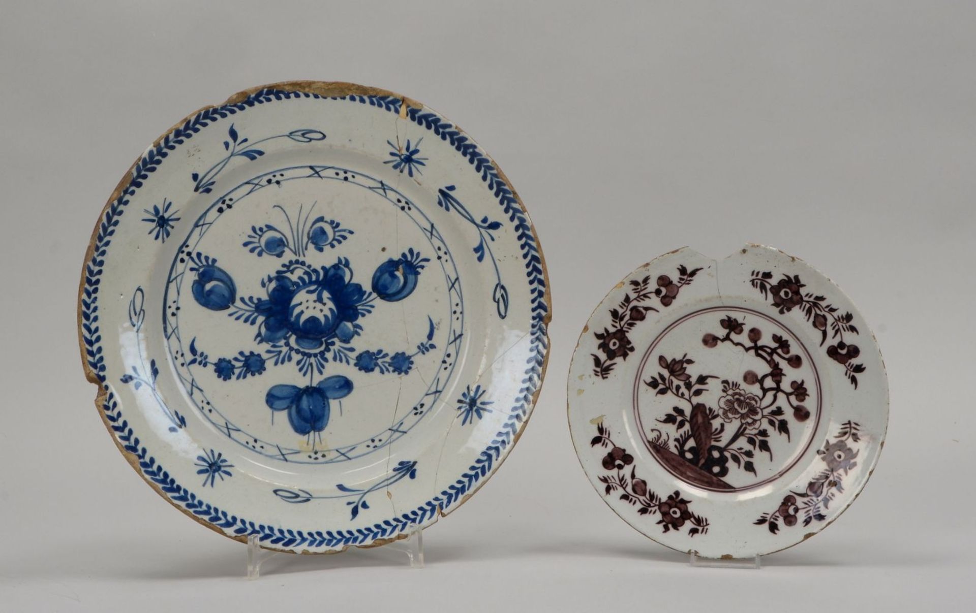 2 Porzellanteller (Delft, wohl um 1780), unterschiedliche Ausf&uuml;hrungen, jeweils mit Blumendekor