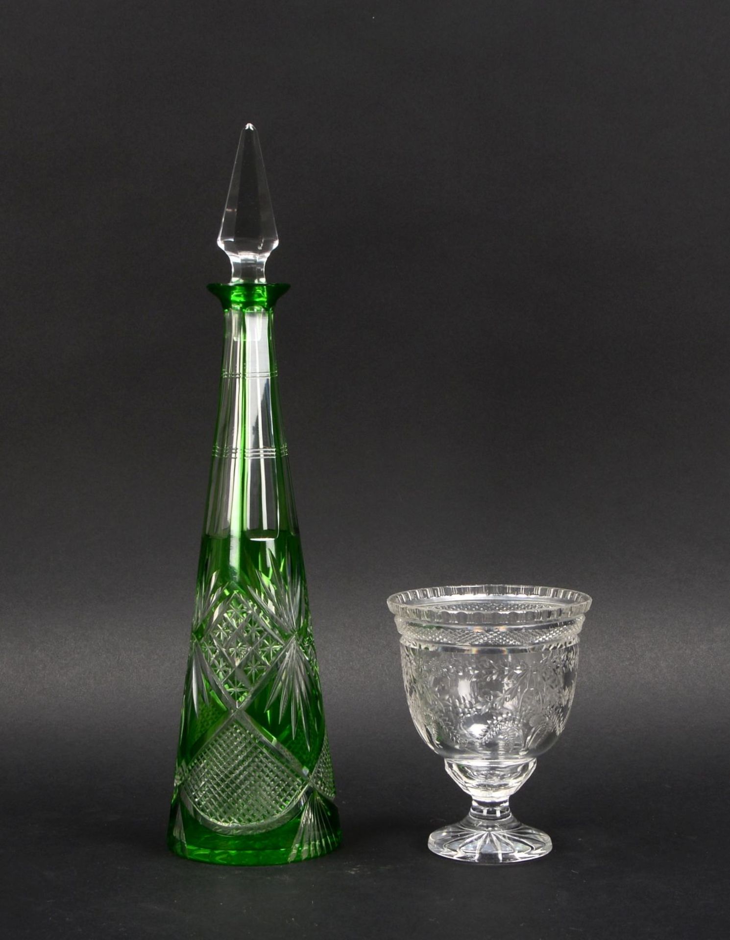 2 Glasgef&auml;&szlig;e, Kristallglas/partiell geschliffen: 1 Karaffe, H&ouml;he 41 cm; und 1 Fu&szl
