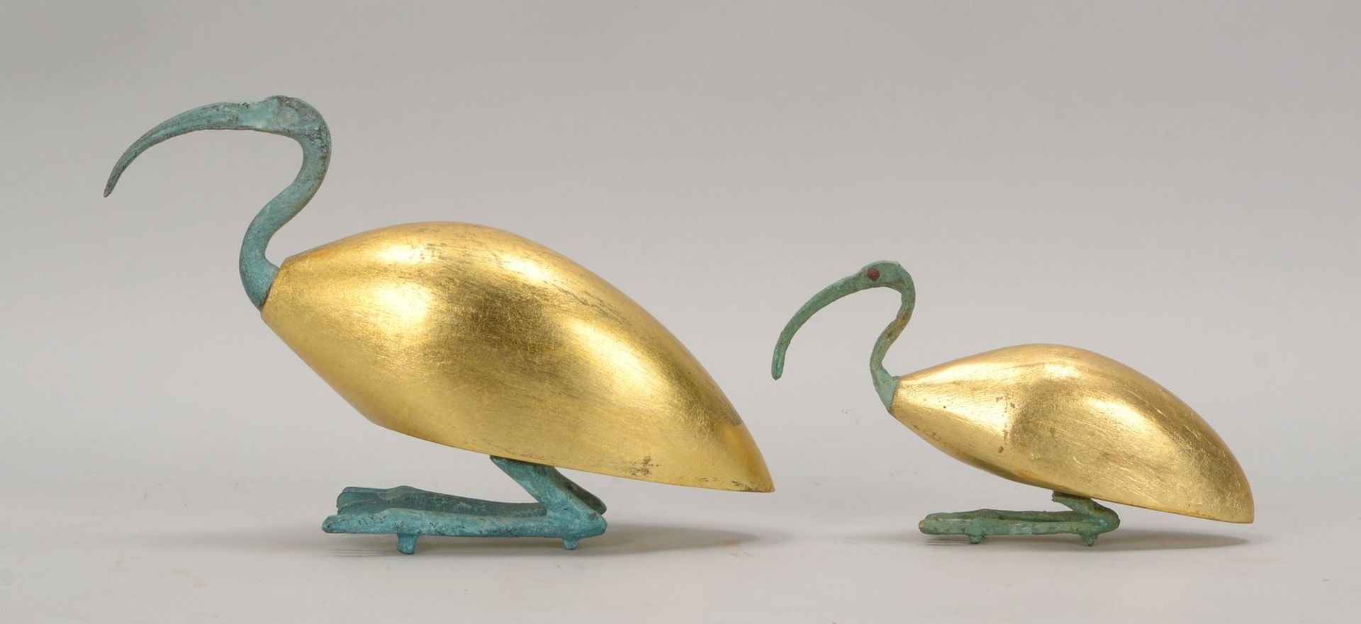 2 Vogelfiguren (im alt&auml;gyptischen Stil - passend zu Pos. 7025), &#039;Ibisse&#039;, Holz und Me - Image 2 of 2