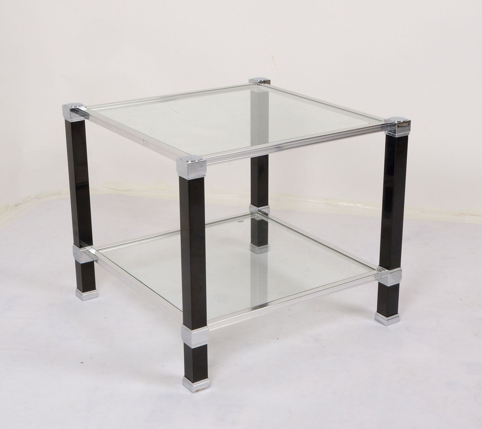 Pierre Vandel/Paris, Beistelltisch, verchromtes Metall mit 2x Glasebenen, Tischbeine schwarz lackier