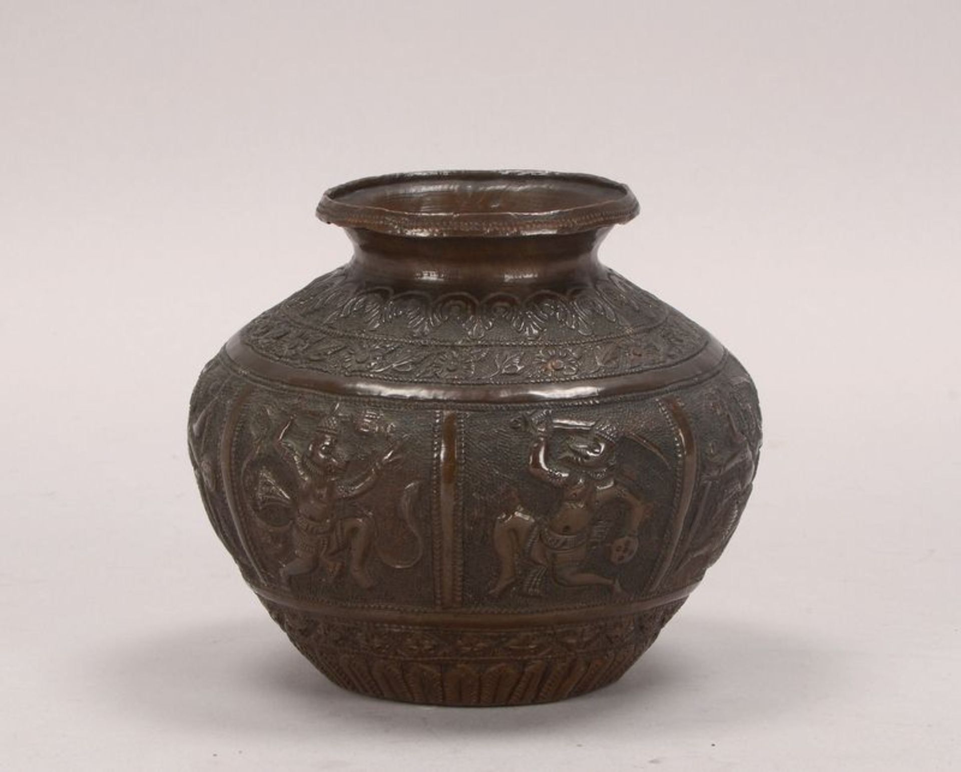 Vase (Indien), Bronze, Wandung mit fig&uuml;rlichem und ornamentalem Reliefdekor, unterseitig gemark