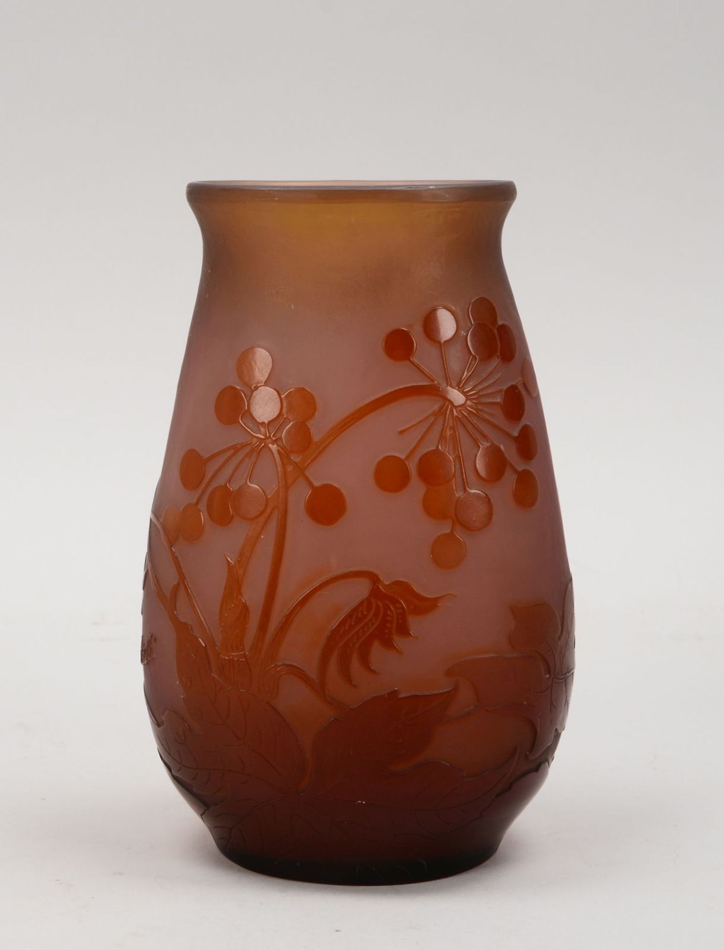 Gall&eacute;-Vase, Glas mit rosa-violettem &Uuml;berfang, mit Holunderbeeren-Dekor, signiert; H&ouml