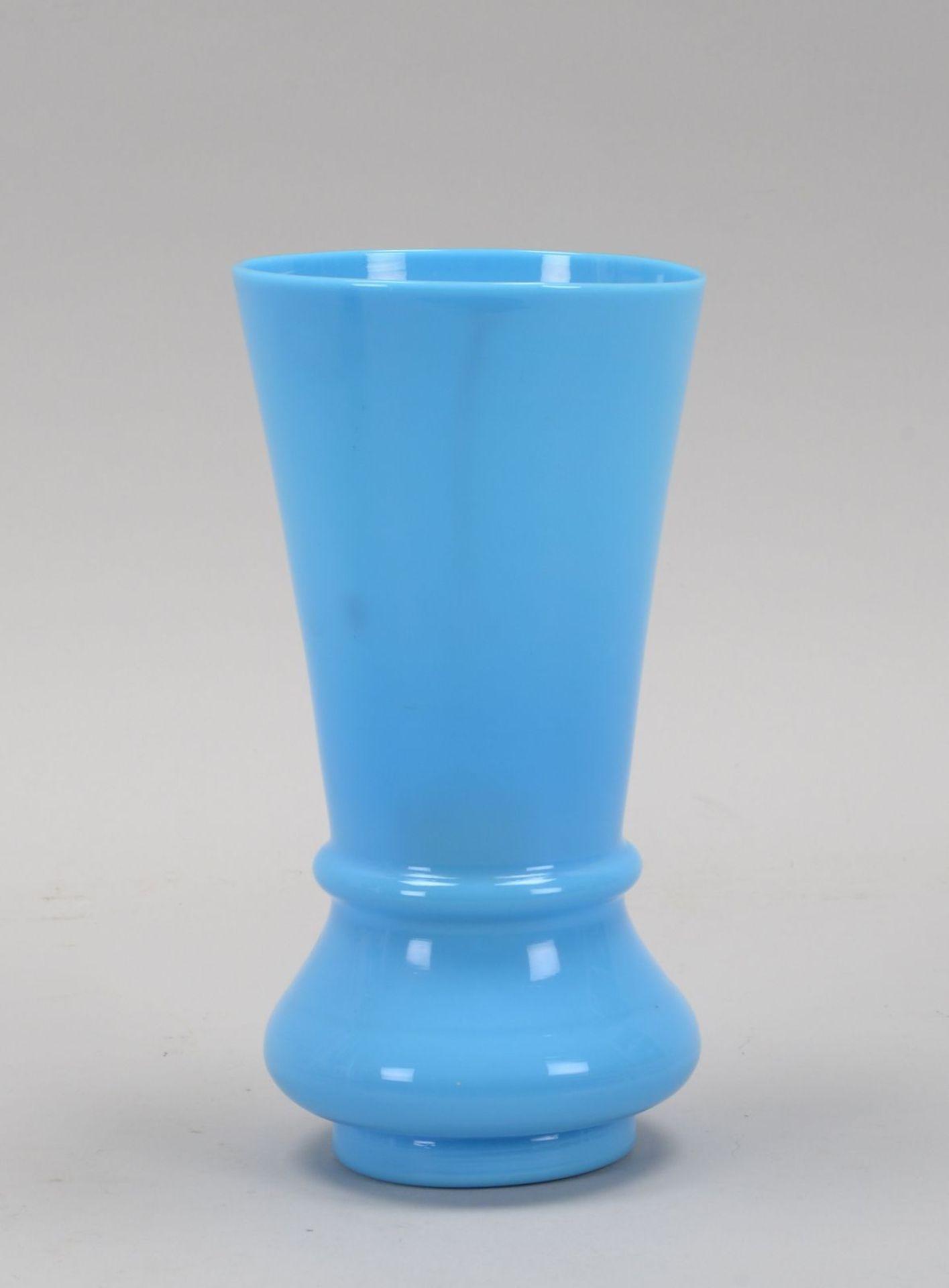 Vase, Trichterform, hellblaues Opalglas, mit Abriss; H&ouml;he 22,5 cm
