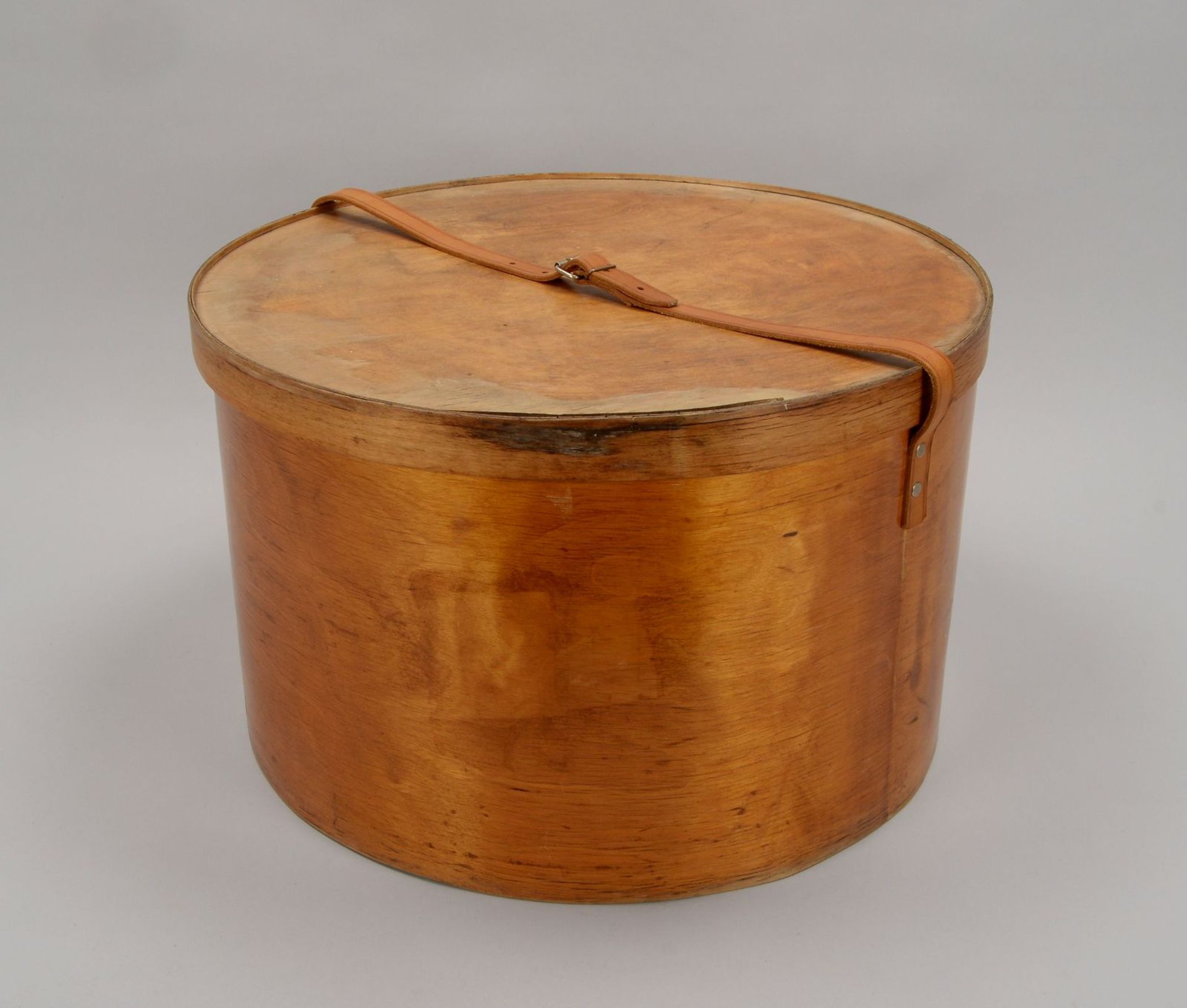 Gro&szlig;e Holzschachtel (Hutschachtel?), runde Form, mit Deckel und Lederriemen; H&ouml;he 32,5 cm