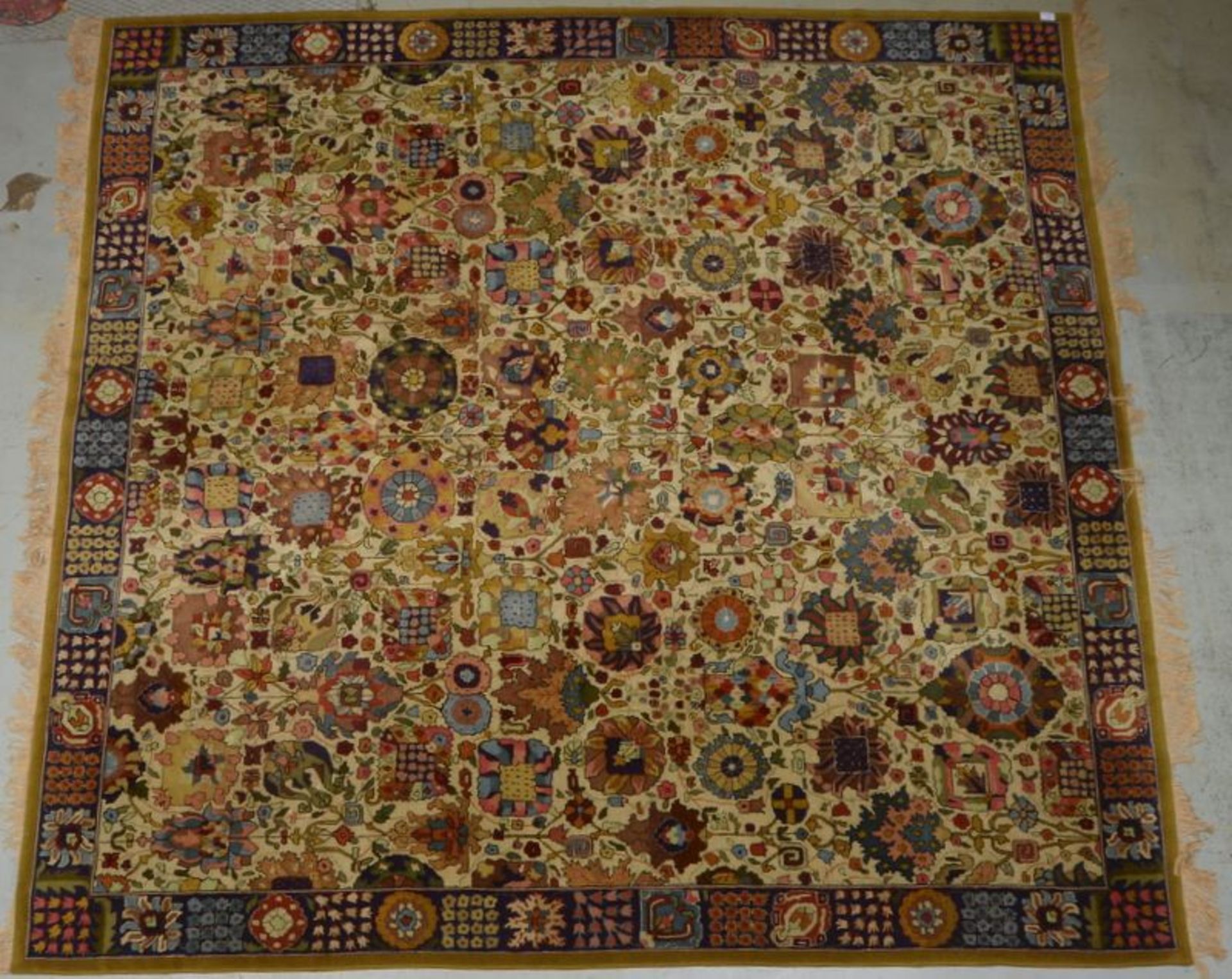 Tetex, mit Petak-Motiv, Flor in sehr gutem Zustand, fast quadratische Form; Ma&szlig;e 340 x 320 cm