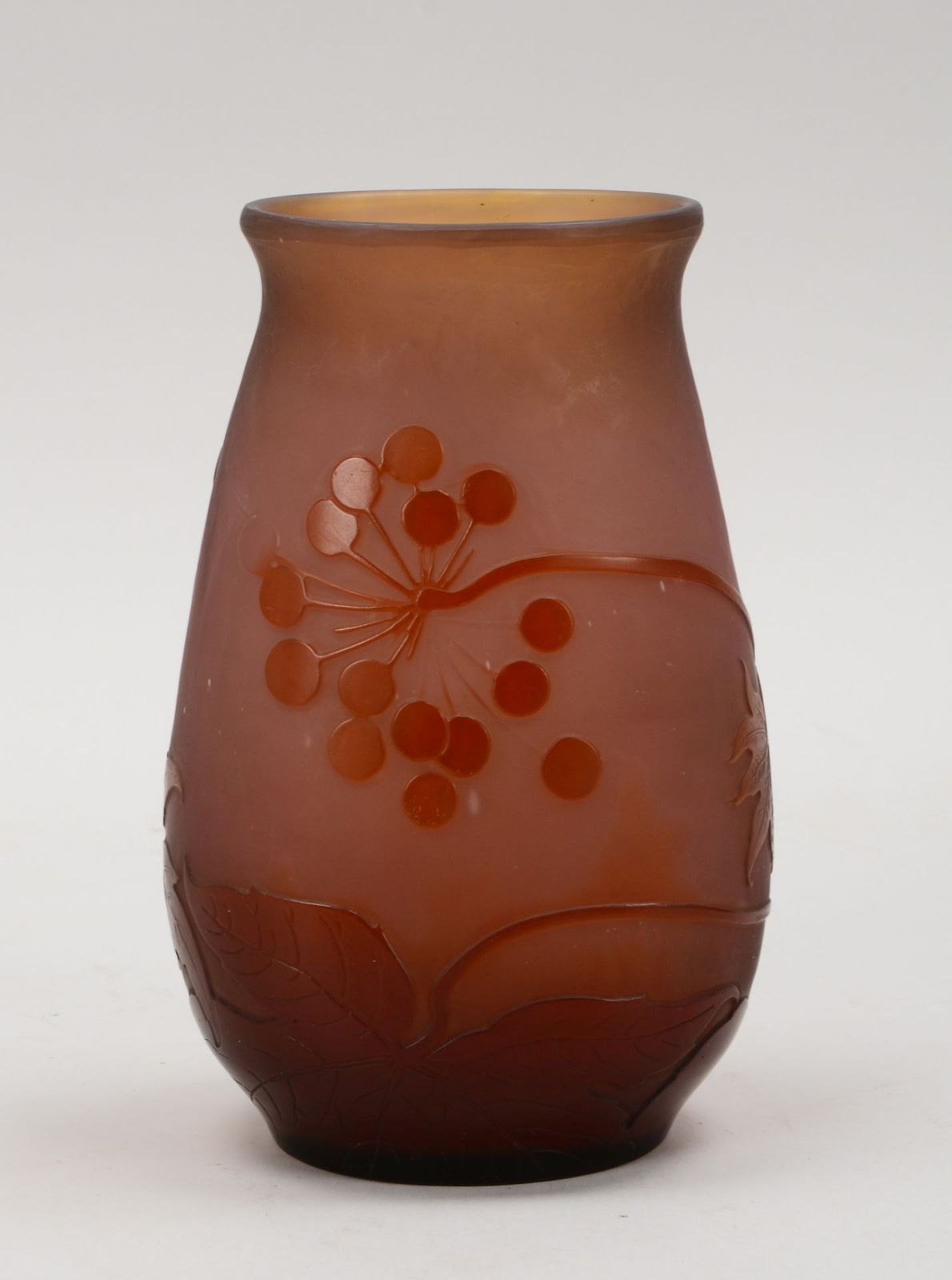 Gall&eacute;-Vase, Glas mit rosa-violettem &Uuml;berfang, mit Holunderbeeren-Dekor, signiert; H&ouml - Bild 2 aus 3