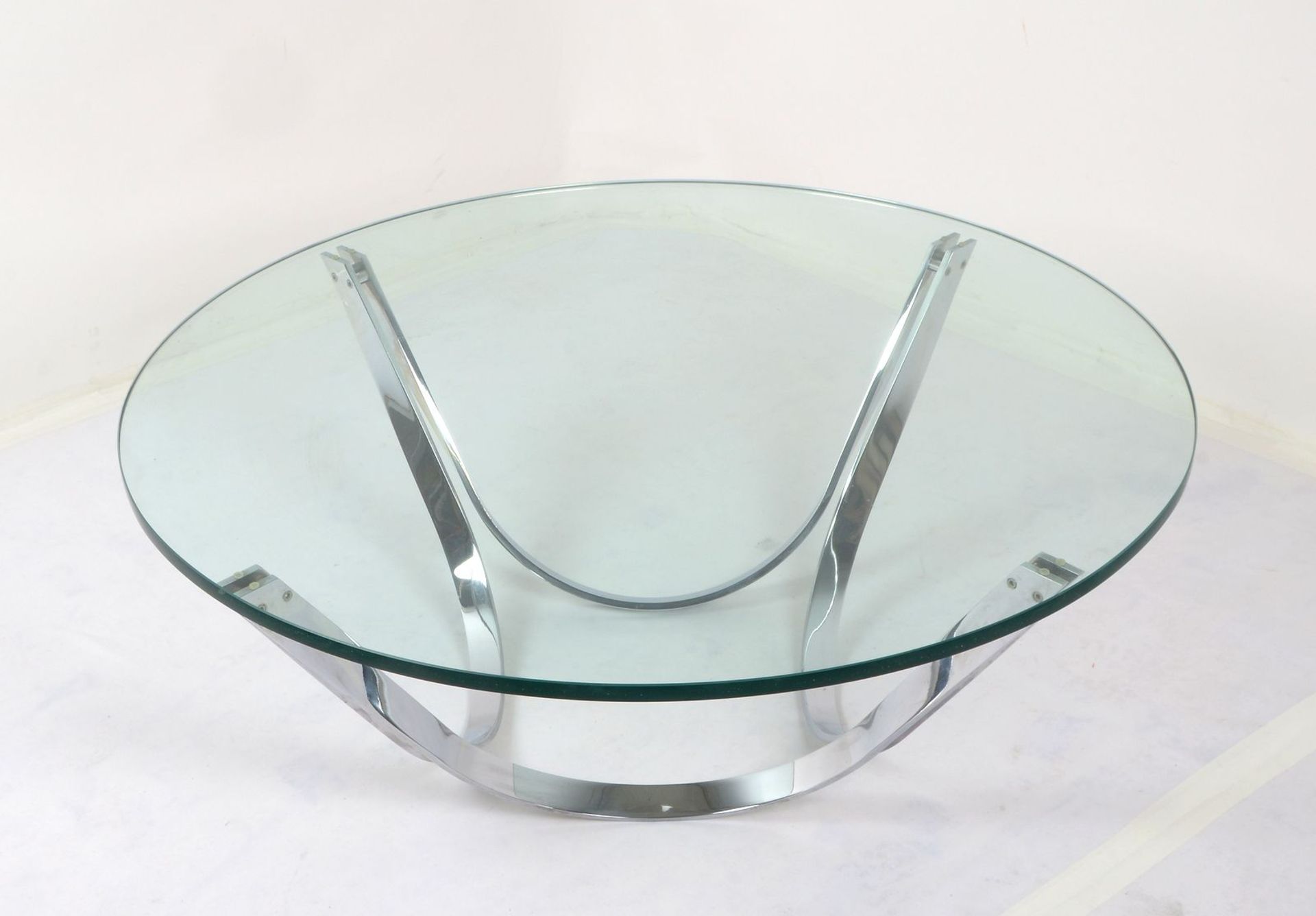 Designer-Couchtisch, runde Starkglas-Platte/18 mm, auf gebogenem Chromgestell/Streben nach oben ausg - Image 2 of 2