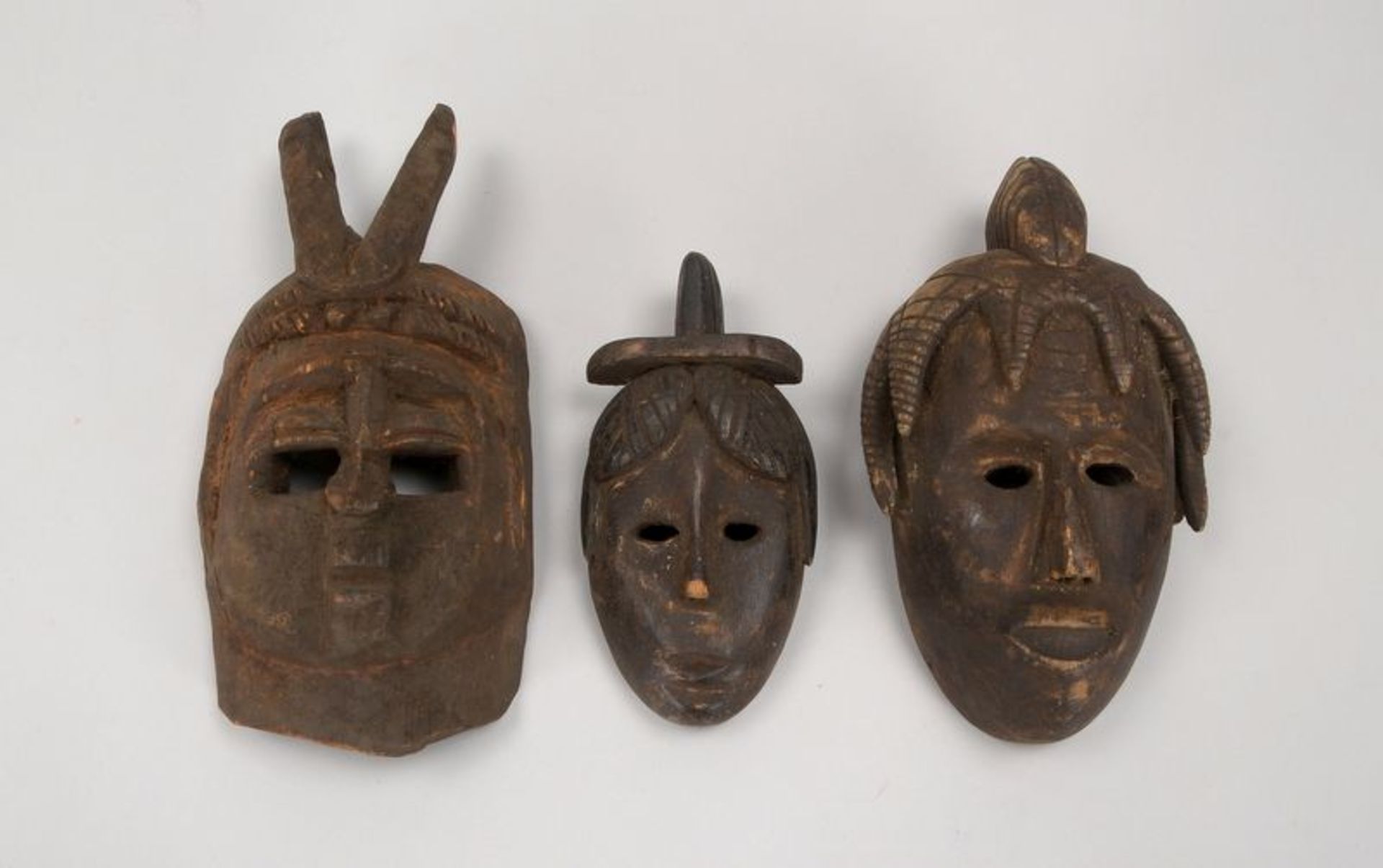 3 afrikanische Holzmasken (Nigeria), alt; 1x H&ouml;he 35 cm, 1x H&ouml;he 30 cm, und 1x H&ouml;he 2