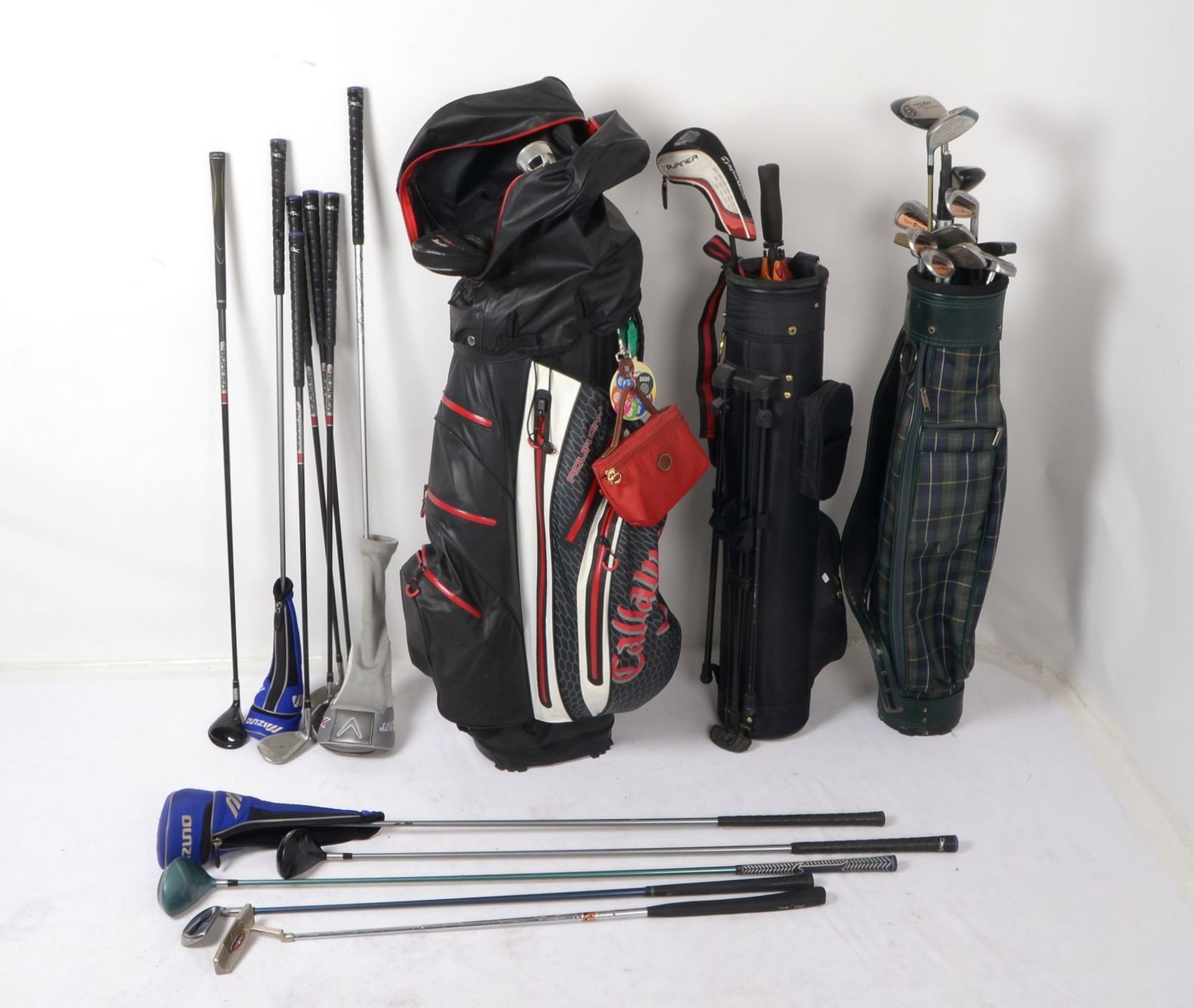 3 Golfbags: &#039;Callaway&#039;, &#039;Kenton&#039;, und &#039;Mike Tec&#039;; mit diversen Schl&au