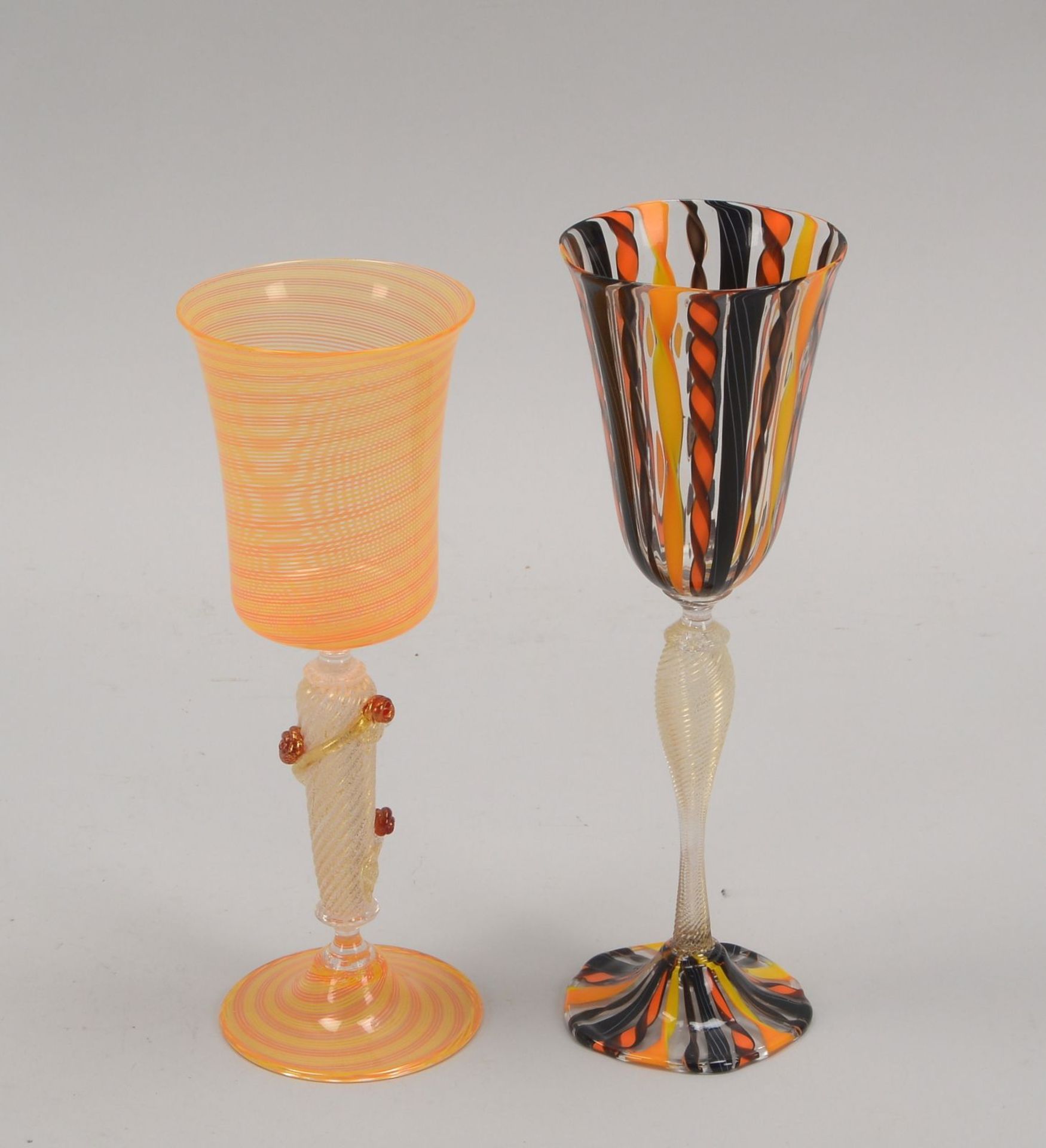 2 Kelche, Murano, Glas mit unterschiedlichen Einschmelzungen; H&ouml;he 24 cm, und H&ouml;he 26 cm - Image 2 of 2