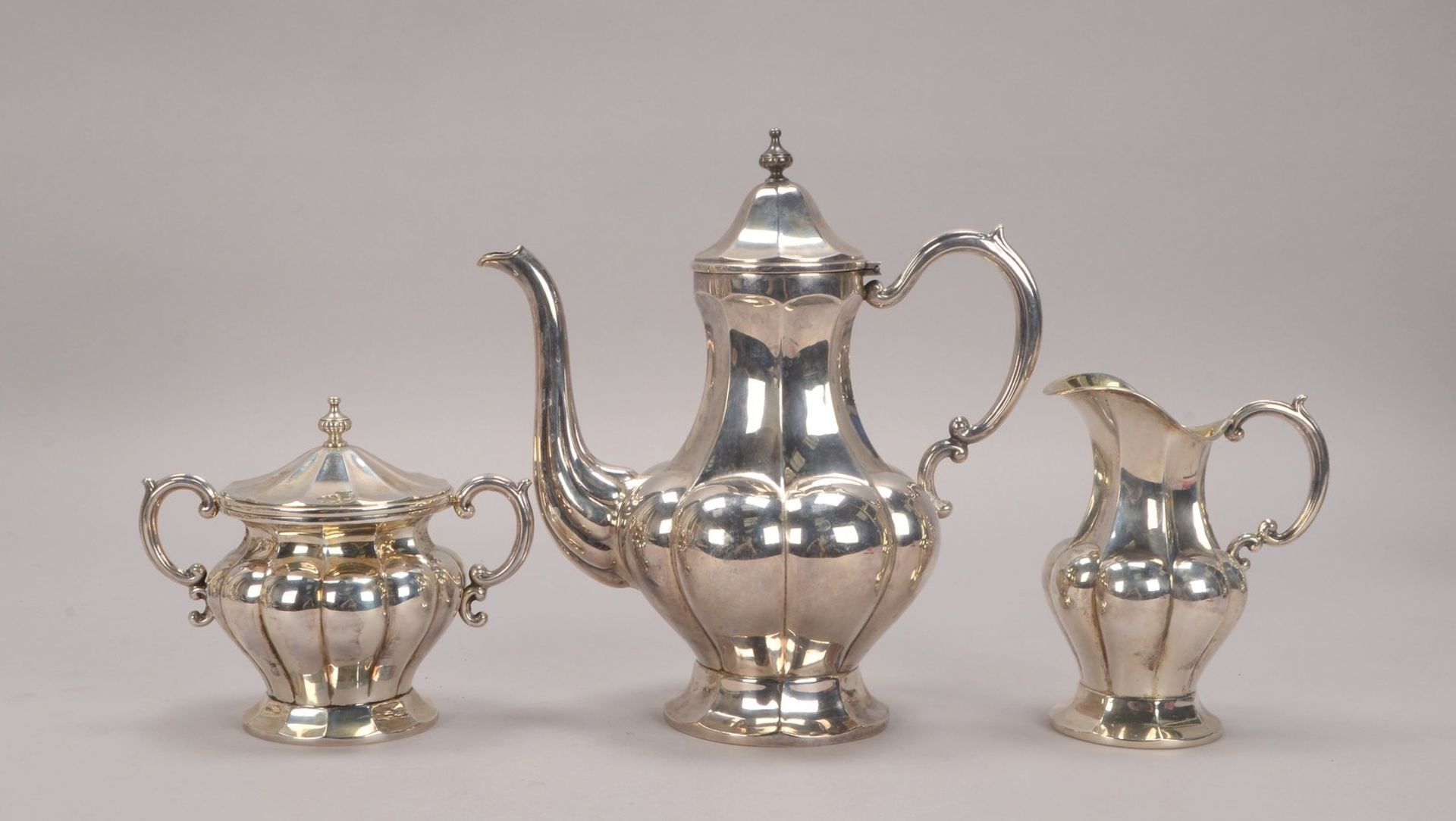 Kaffeekern (Schweden), 830 Silber, mehrfach punziert, 3-teilig: Kanne, H&ouml;he 25 cm; Sahnek&auml;