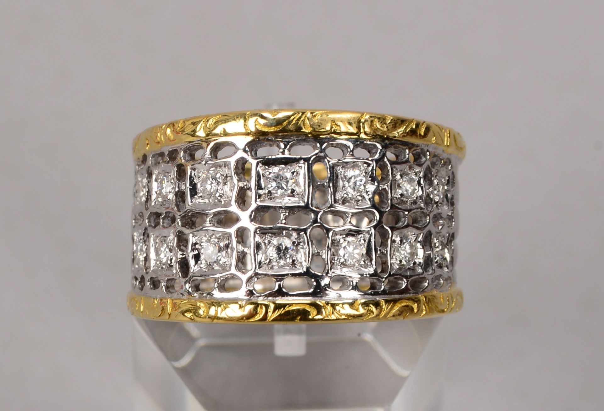 Ring, 750 WG/GG, mit 14-fachem Brillantbesatz/zusammen ca. 0,28 ct; RG 58, Breite 9,5 - 13 mm, Gewic - Image 2 of 2