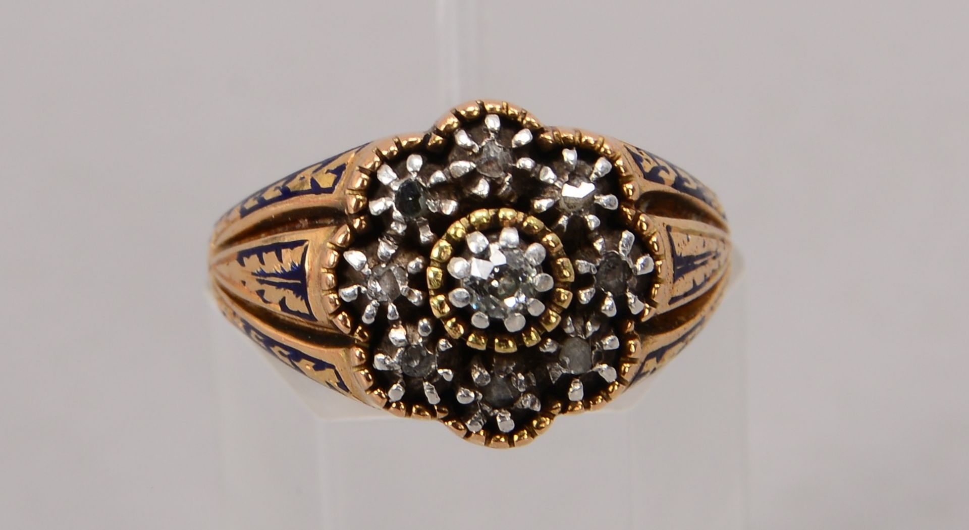 Ring, 750 GG (gepr&uuml;ft), besetzt mit einzelnem Diamant, Stein im Altschliff, mit einer Entourage - Image 2 of 2