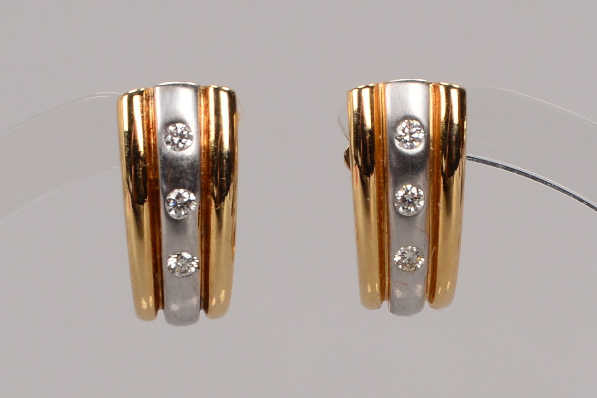 Paar Ohrstecker, 585 GG/WG, jeweils mit 3-fachem Brillantbesatz/zusammen ca. 0,12 ct, get&ouml;ntes