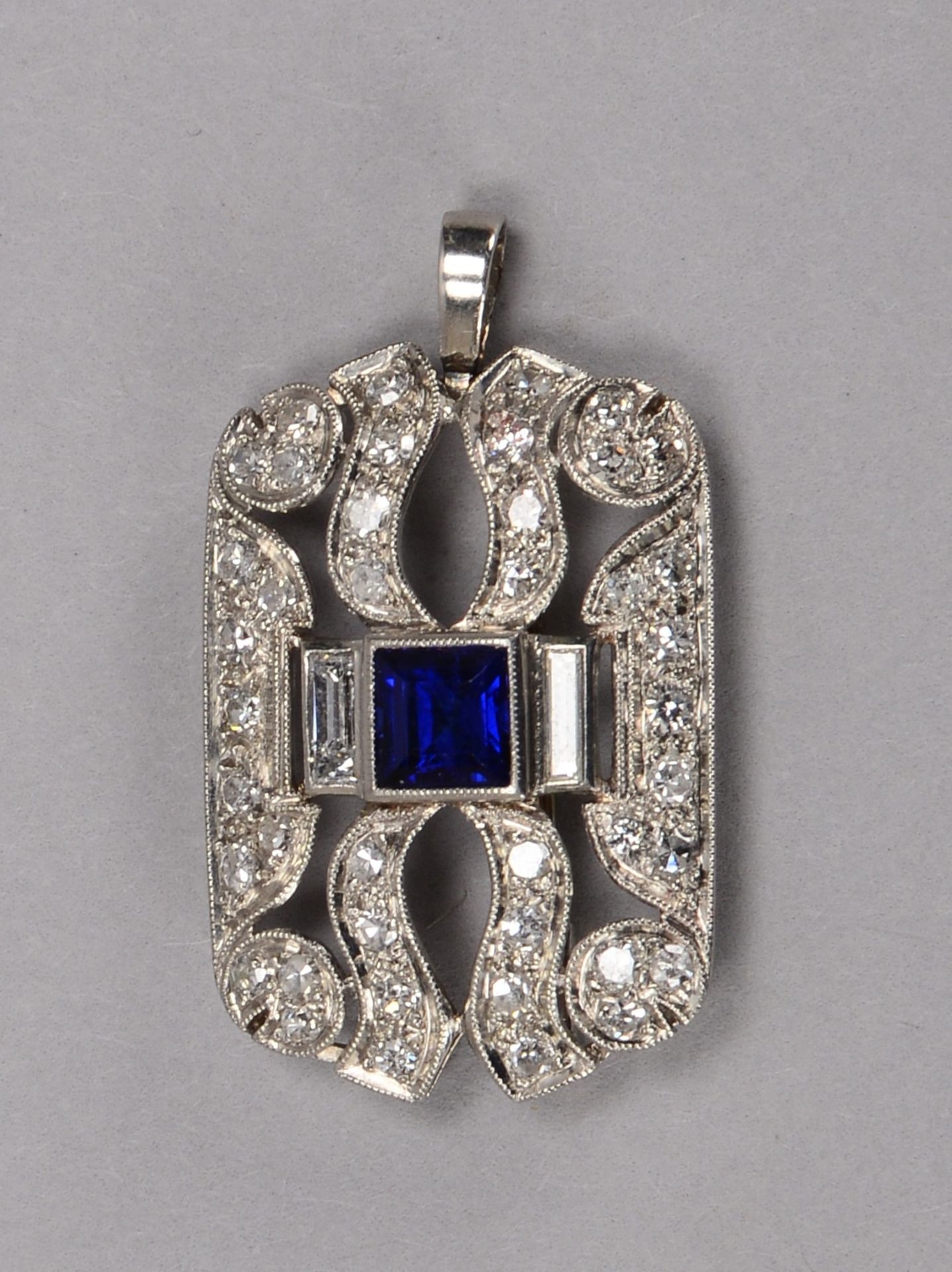 Brosche/Anh&auml;nger (Art d&eacute;co), 950 Platin, mit zentralem Saphir von ca. 0,40 ct, Stein im