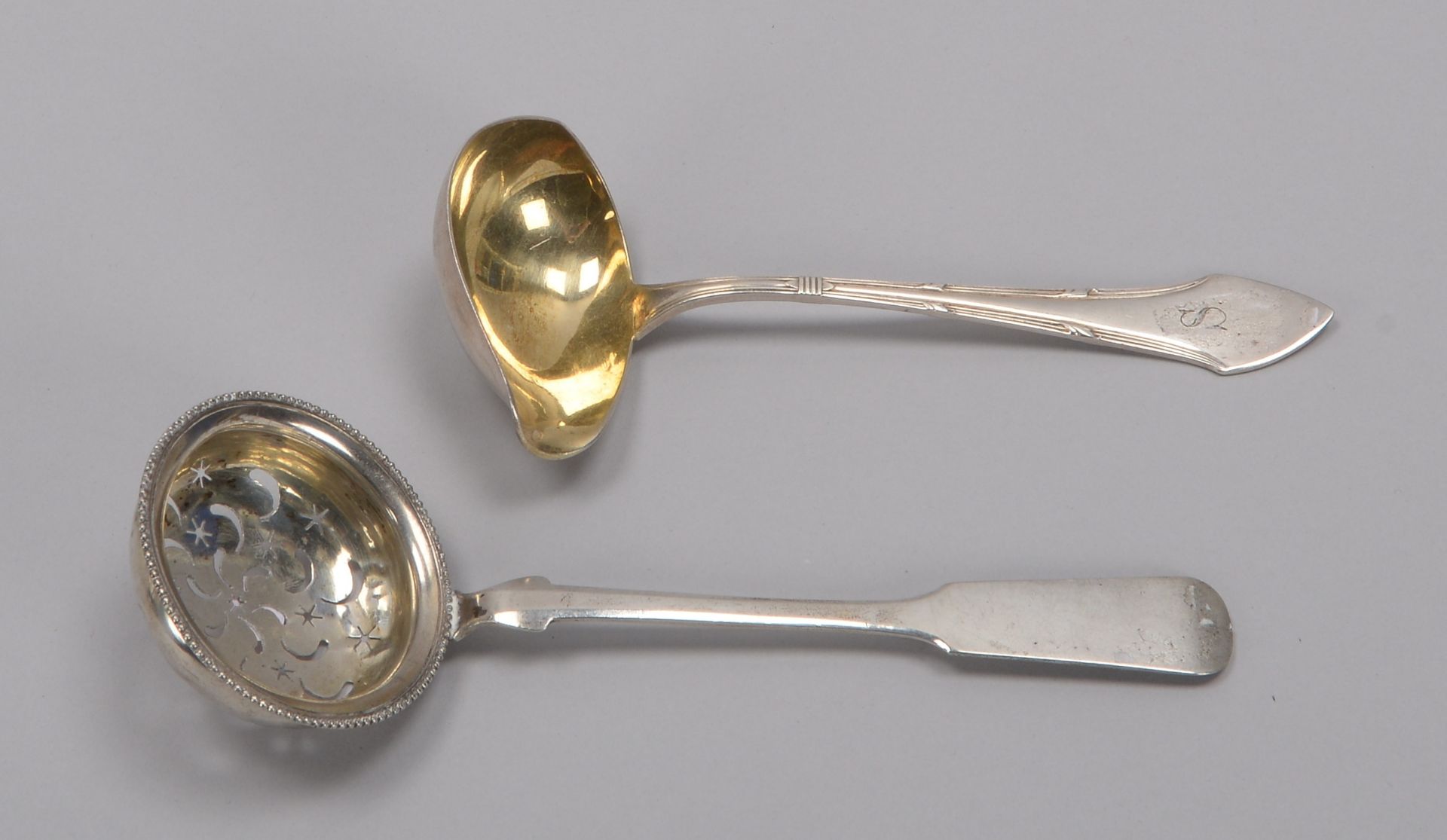 2 L&ouml;ffel: 1x Silber, und 1x versilbert/vergoldet; L&auml;nge 16 cm, und L&auml;nge 18,5 cm