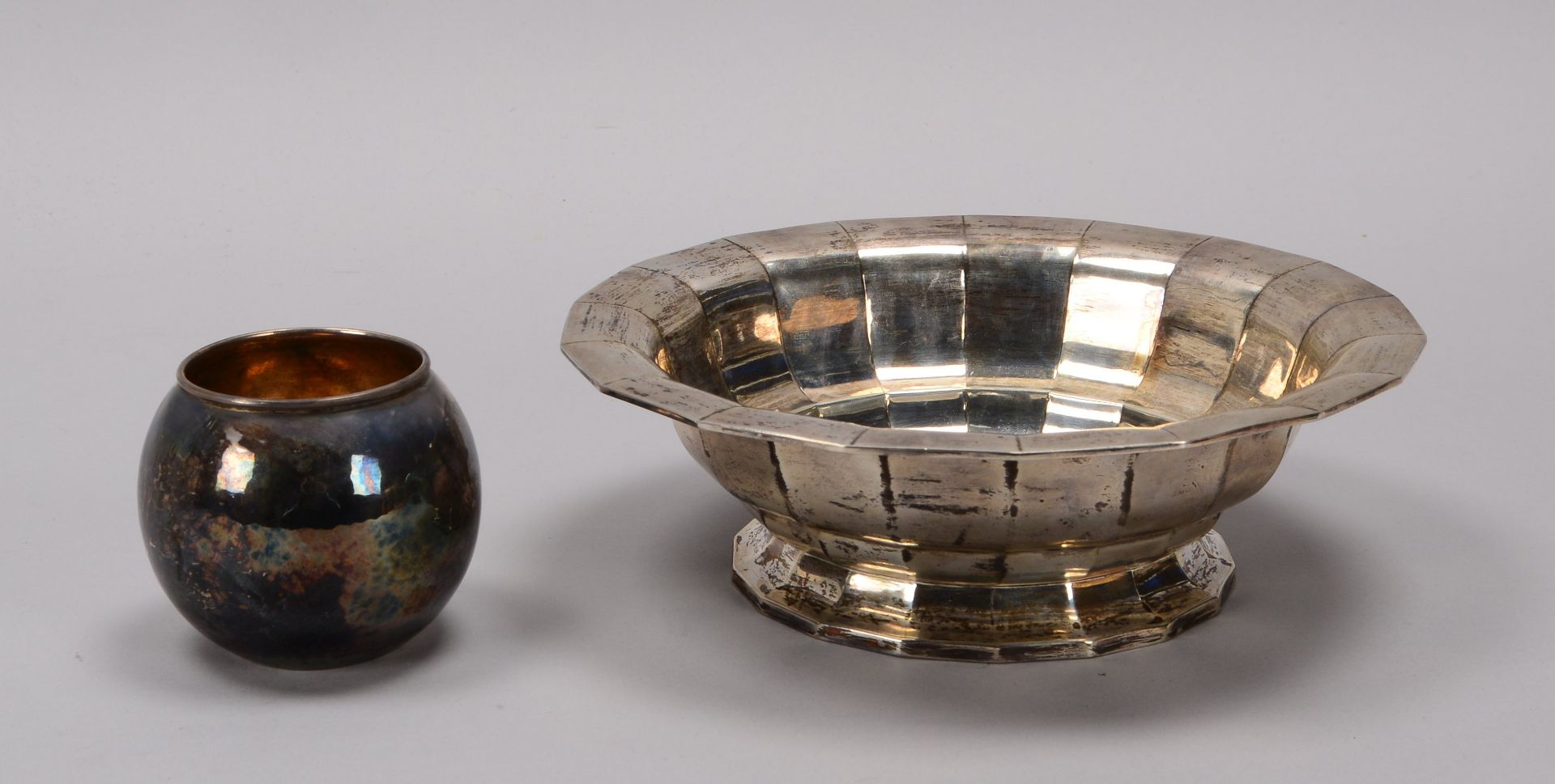 2 Silbergef&auml;&szlig;e, kleine Vase und Schale, Schale mit gestufter passiger Wandung; Gesamtgewi - Bild 2 aus 2