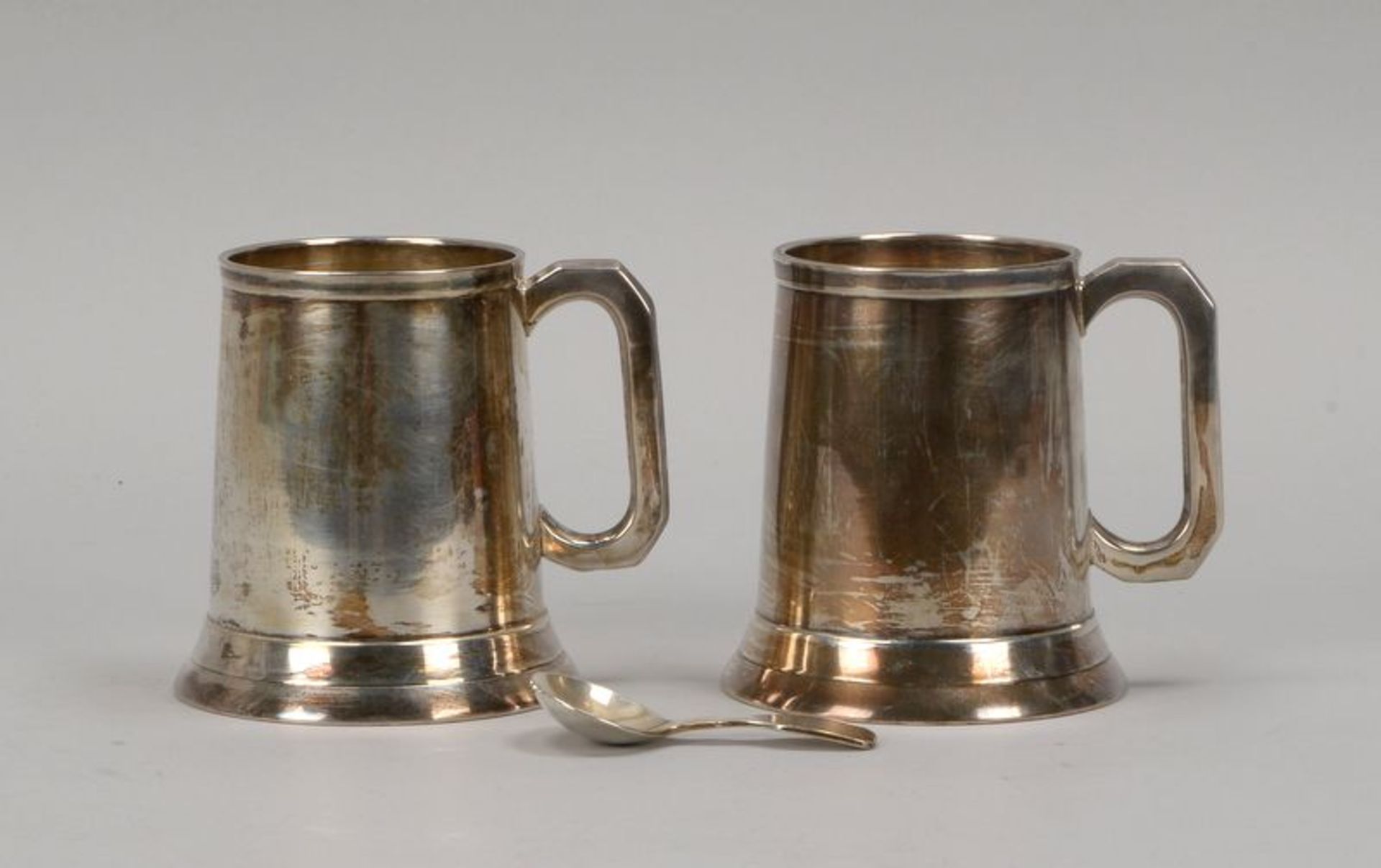 Paar Bierhumpen, versilbert, konische Wandung, mit Henkel, H&ouml;he 11,5 cm; anbei einzelner kleine - Bild 2 aus 2
