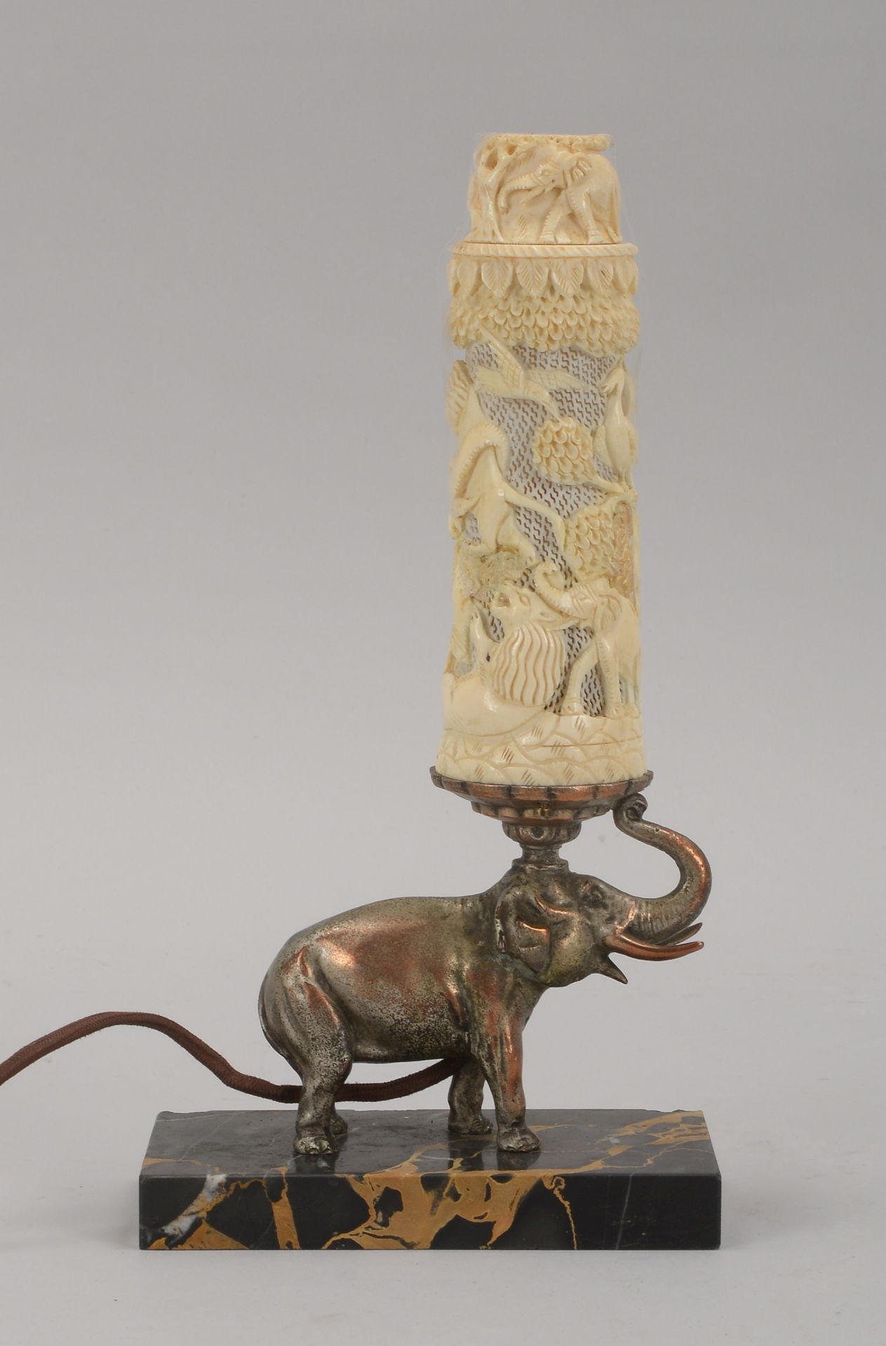 Tischlampe, 1-flammig, mit fig&uuml;rlichem Schaft (&#039;Elefant&#039;), mit Bein-Schirm/beschnitzt - Image 2 of 2