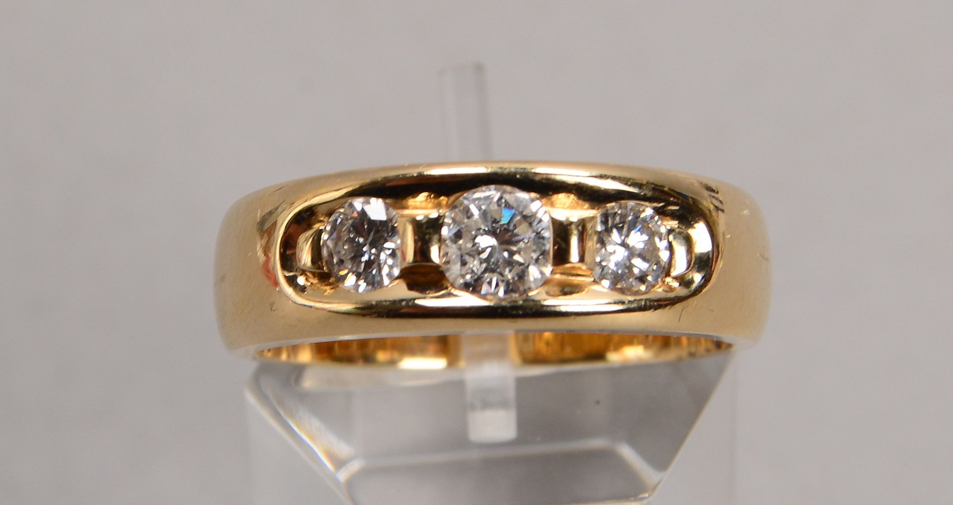 Ring, 585 GG, mit 3-fachem Brillantbesatz/zusammen ca. 0,63 ct; RG 61, Gewicht 8,30 g - Image 2 of 2