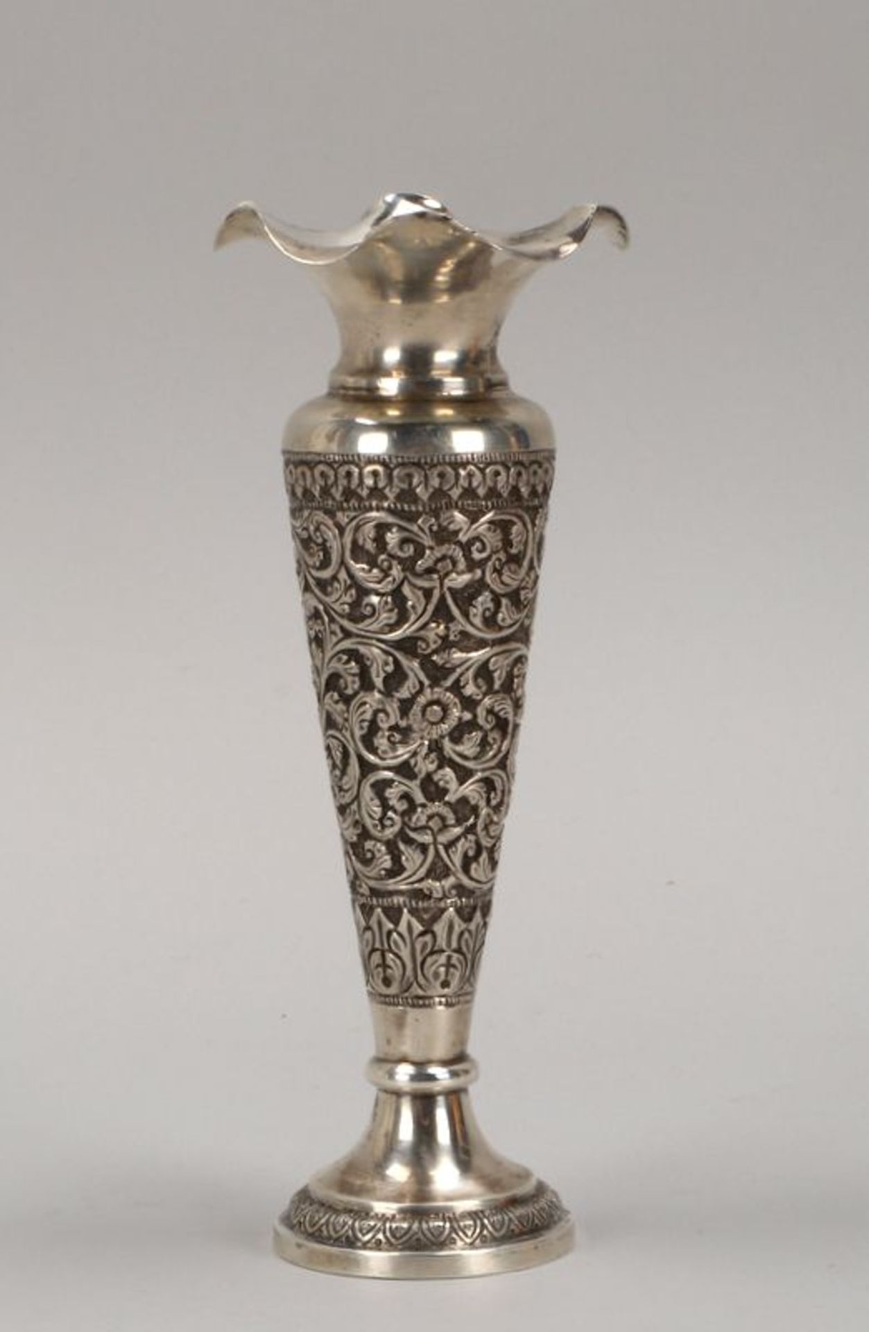 Tischvase, Silber, umlaufend feines florales Dekor, mit graviertem Schild, &#039;Capt. C.B. Mosse, b