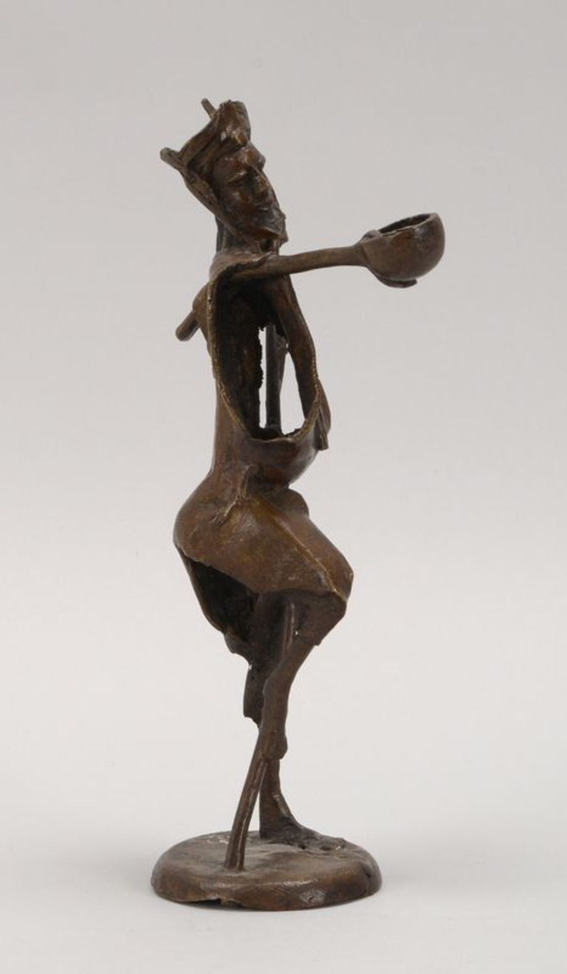 Bronzefigur (Benin/Afrika), &#039;Mann mit zwei Schalen und Stab&#039;; H&ouml;he 29,5 cm - Image 2 of 2