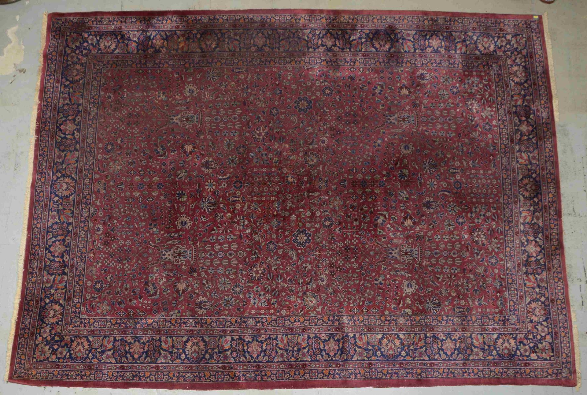 Gro&szlig;er Agra-Teppich (Indien), antik, bordeauxroter Fond, floral durchgemustert; Ma&szlig;e 415