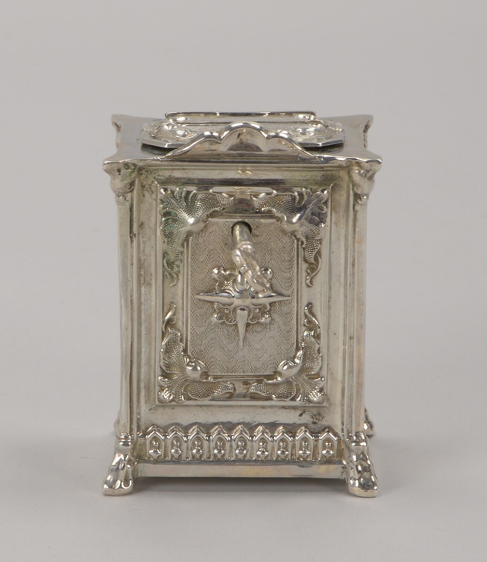Kleine Spardose, Silber (gepr&uuml;ft), mit Reliefdekor, unterseitig (nicht eindeutig leserlich) pun - Bild 2 aus 2