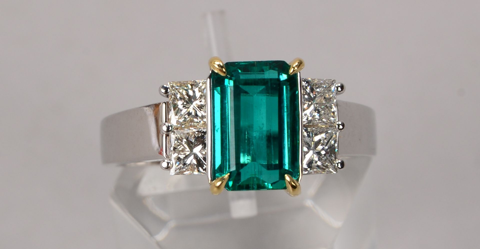Ring, 750 WG, mit natürlichem kolumbianischem Smaragd von 1,97 ct/Maße 9,18 x 5,90 x 4,28 mm - Image 2 of 4
