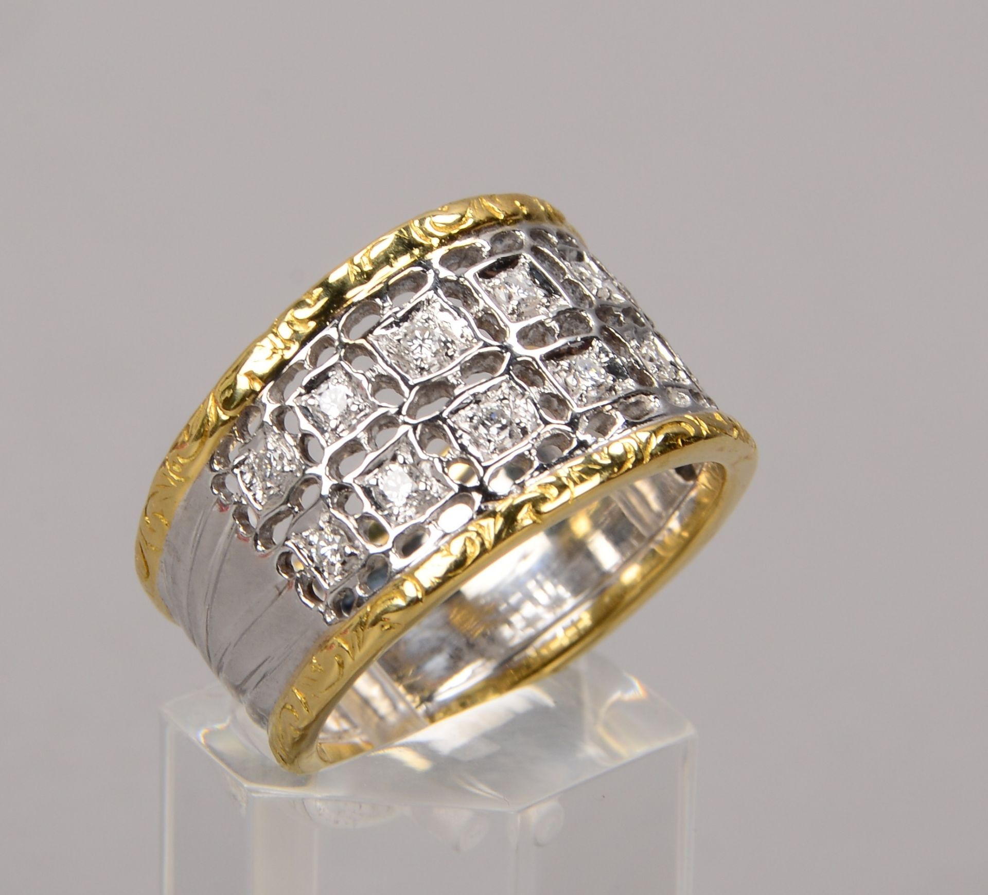 Ring, 750 WG/GG, mit 14-fachem Brillantbesatz/zusammen ca. 0,28 ct; RG 58, Breite 9,5 - 13 mm, Gewic