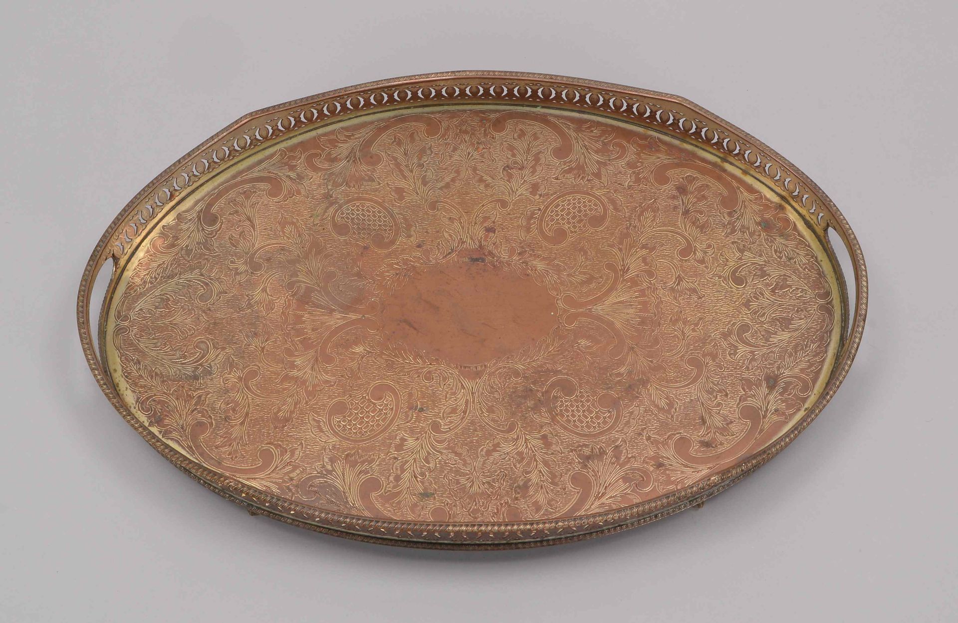 Tablett (England), ovale Form, versilbert, floral ziseliert, auf Kugelf&uuml;&szlig;en; Durchmesser - Bild 2 aus 2