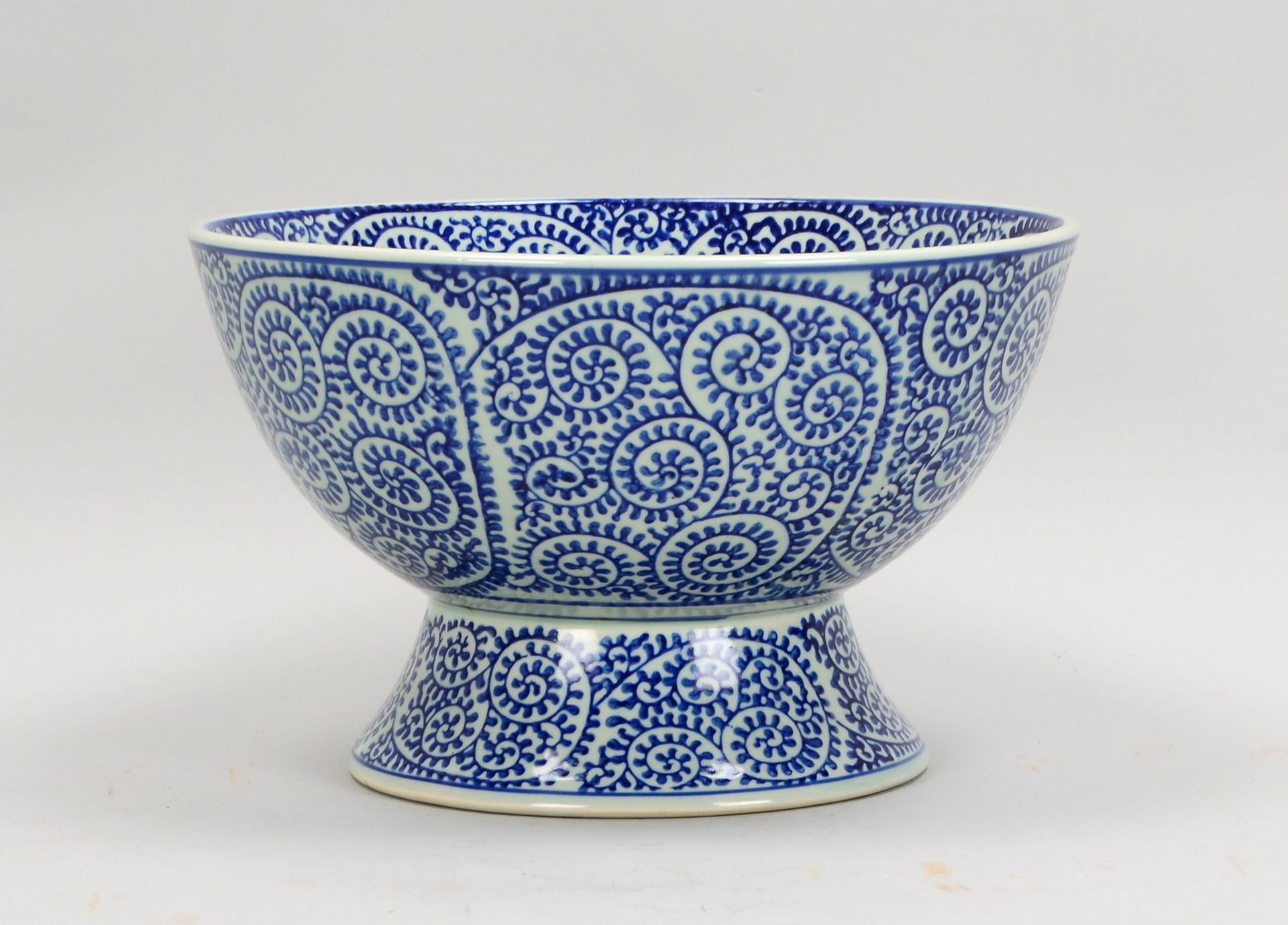 Fu&szlig;schale (China, 20. Jahrhundert), Porzellan, Innenschale und Wandung mit ornamentalem Dekor